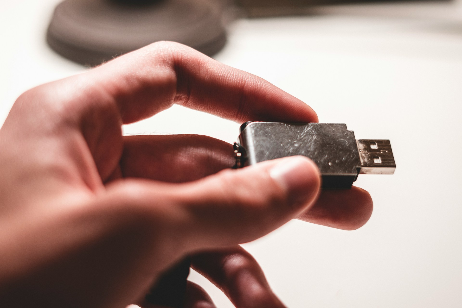USB若插太慢,可能被判讀成USB 2.0,傳輸將大幅降速。(示意圖,unsplash)