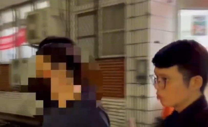 馬男(左)持三節鞭攻擊碩士生,遭警方送辦。(資料畫面)