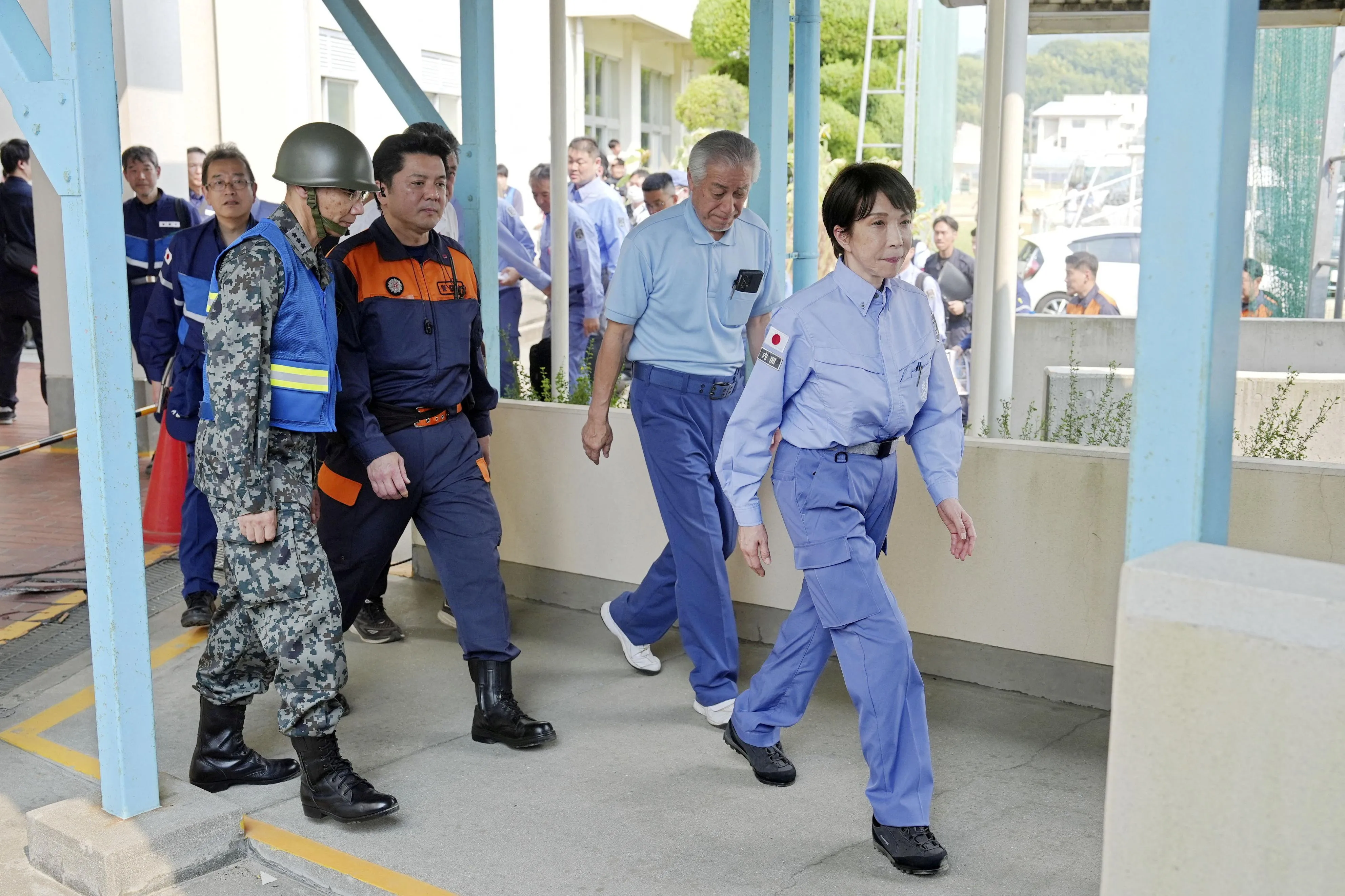 熊本震後重建 日相首視察災區傾聽訴求1／高市早苗「雙手合十」默哀祈福　首訪熊本與災民懇談！