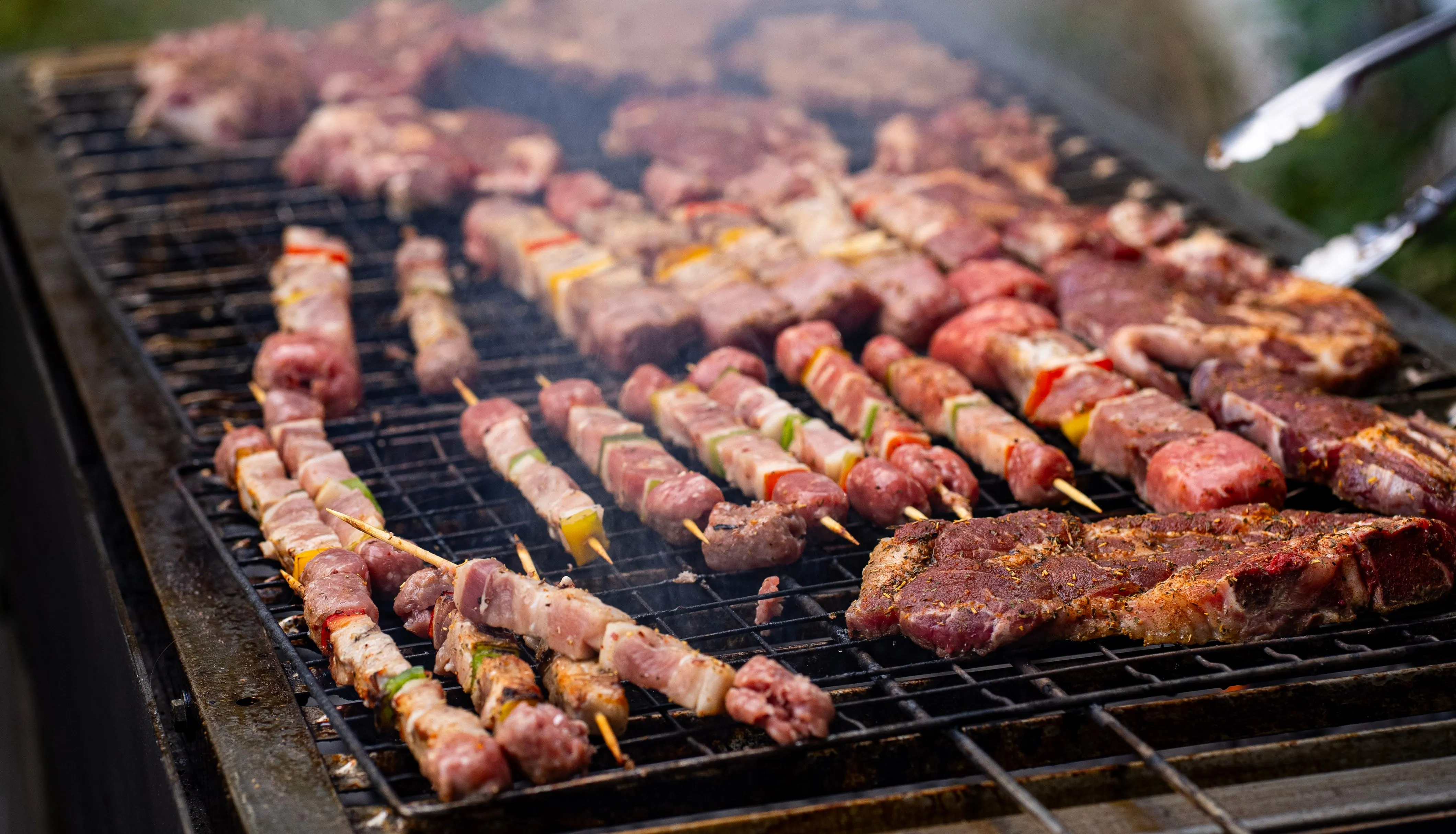 夾生肉又夾熟食？中秋烤肉「夾子一支到底」　衛生局提醒：恐交叉汙染