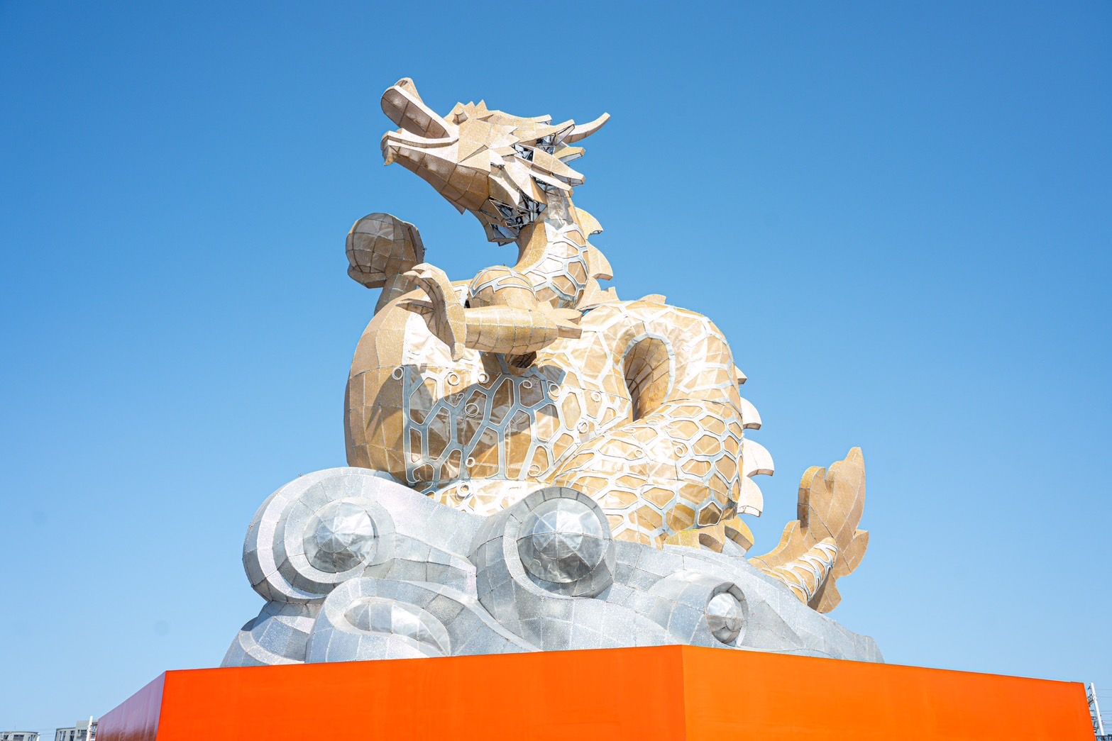 2024台灣燈會主燈「龍來台灣」,組裝布置中,2/24開幕啟燈展演。(臺南市府提供)