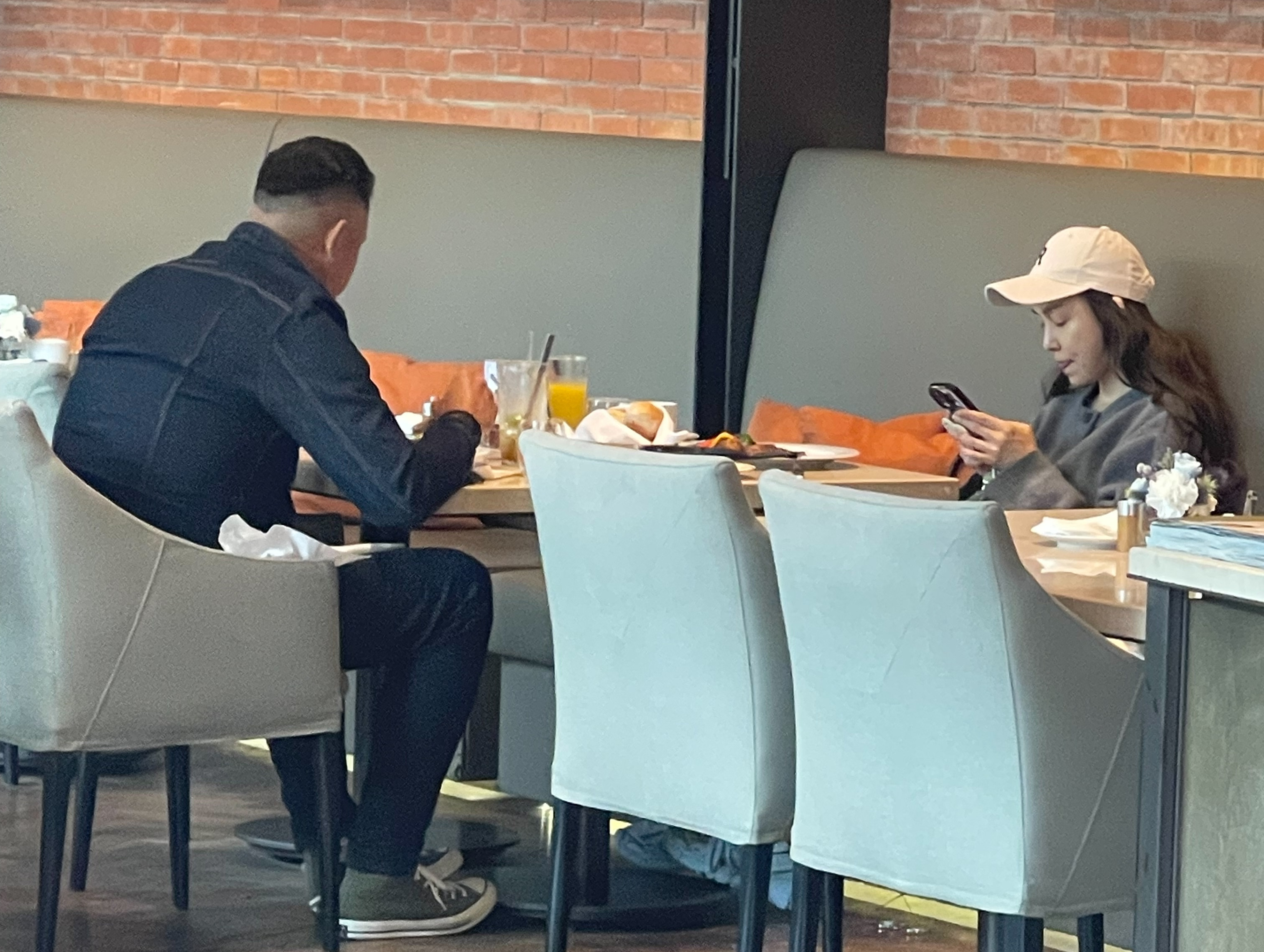 本刊曾直擊黑人與范范兩人在餐廳用餐,老夫老妻的模樣平實而日常。
