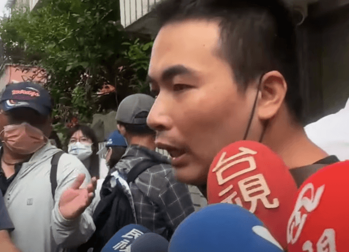 吃屎哥亂入藍委反罷免晚會撒冥紙,獲不起訴處分。(翻攝自國民黨臉書直播、吃屎哥IG)