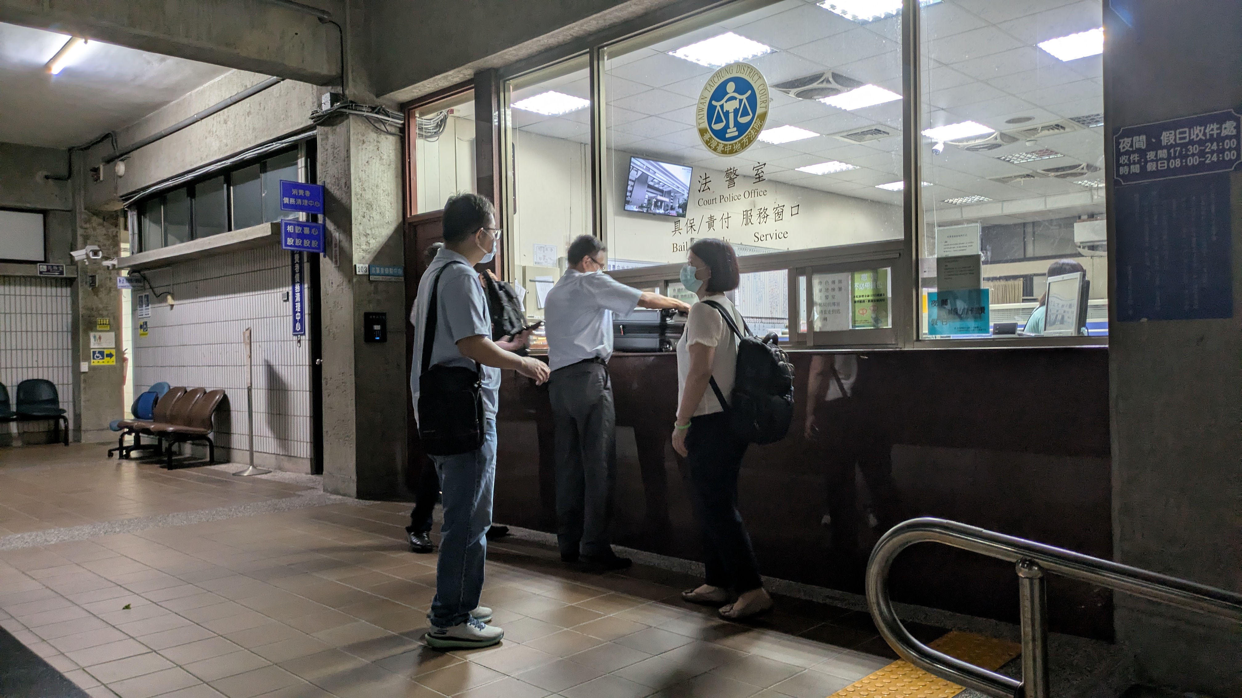 中聯油脂公司派人提一皮箱到台中地院繳交保金。(鄧玉瑩攝影)