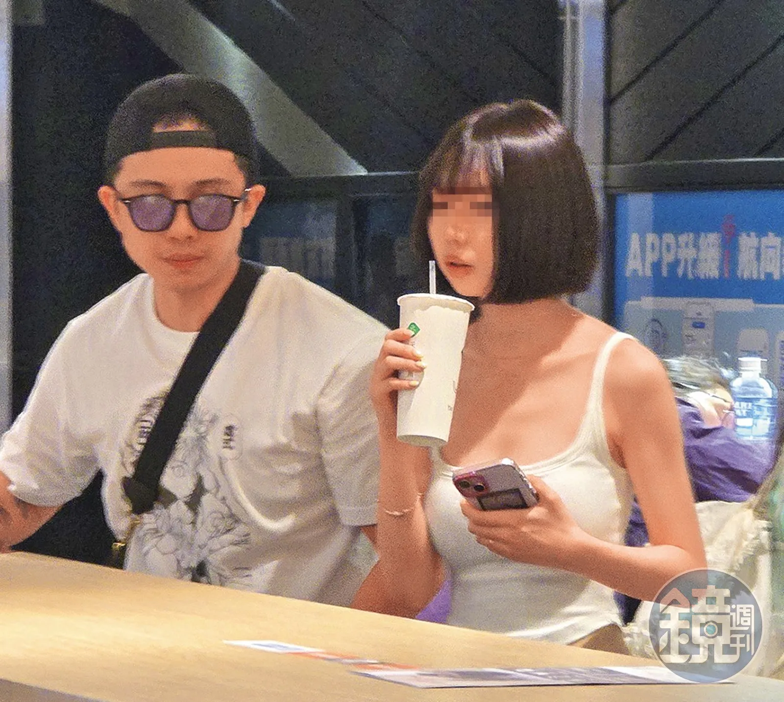 7/25 17:01 孫安佐陪素人女友喝著剛買的飲料,相處悠閒自在。(鏡週刊提供)