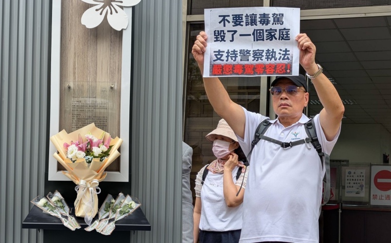 新北市土城警分局清水派出所故所長劉宗鑫,前年不幸遭毒駕女子陳嘉瑩開車拖行致死。台灣高等法院於昨警察節召開二審準備程序庭,劉宗鑫家屬在庭外淚崩,強烈懇求司法單位維持一審死刑判決。(土城分局提供)