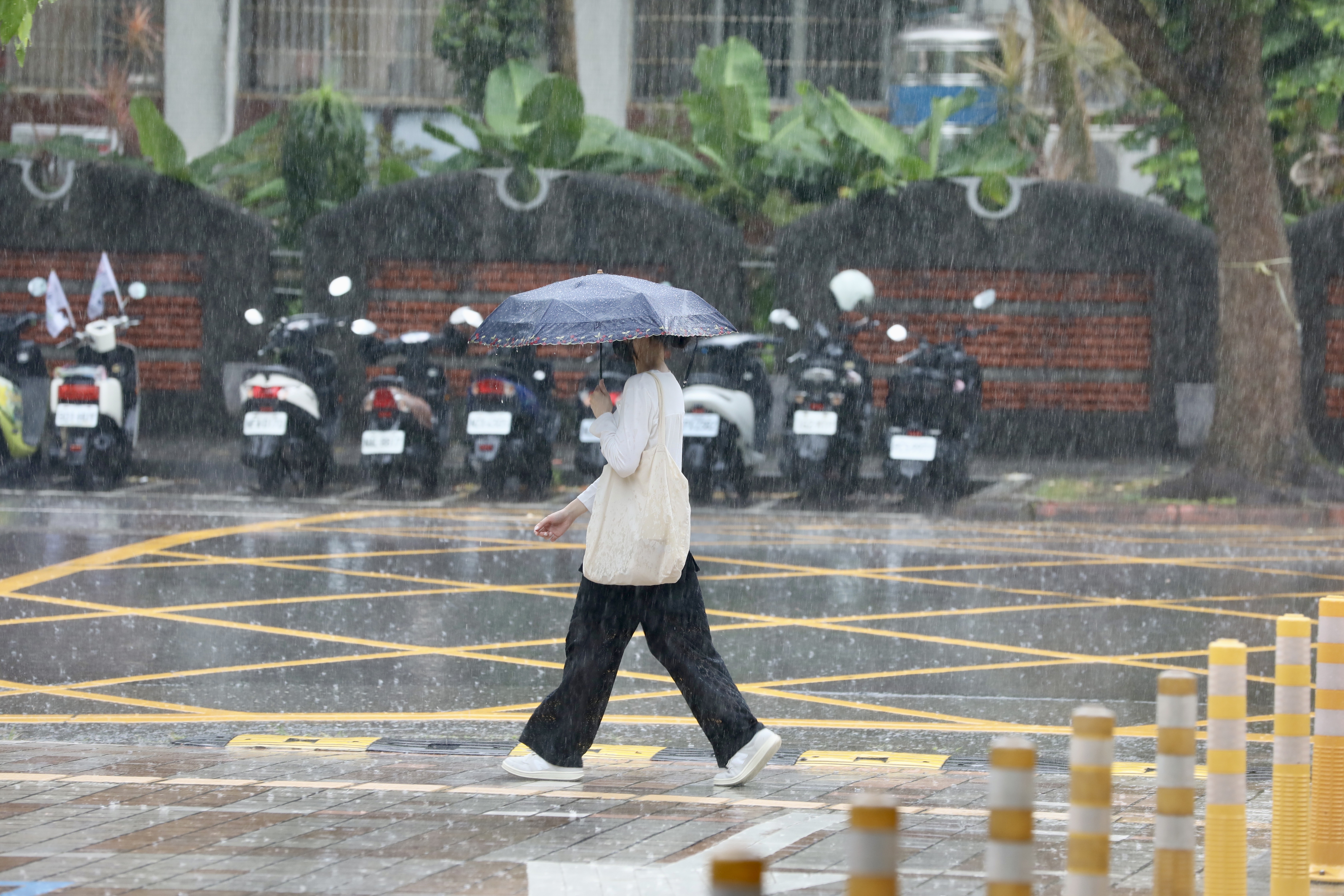 氣象署對基隆、新北、宜蘭3縣市發布大雨特報。(鏡報林煒凱)