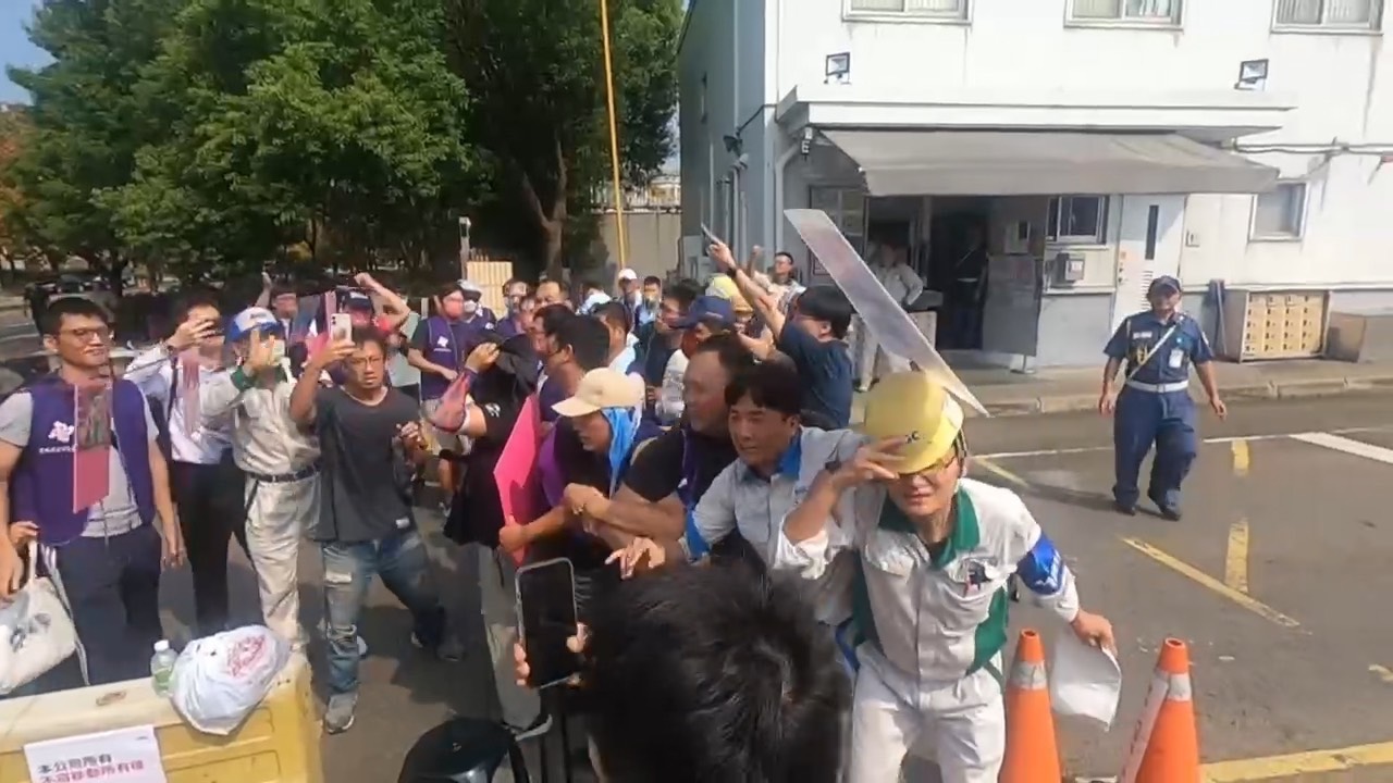 正常出勤員工進廠時,遭工會成員阻擋並發生推擠。