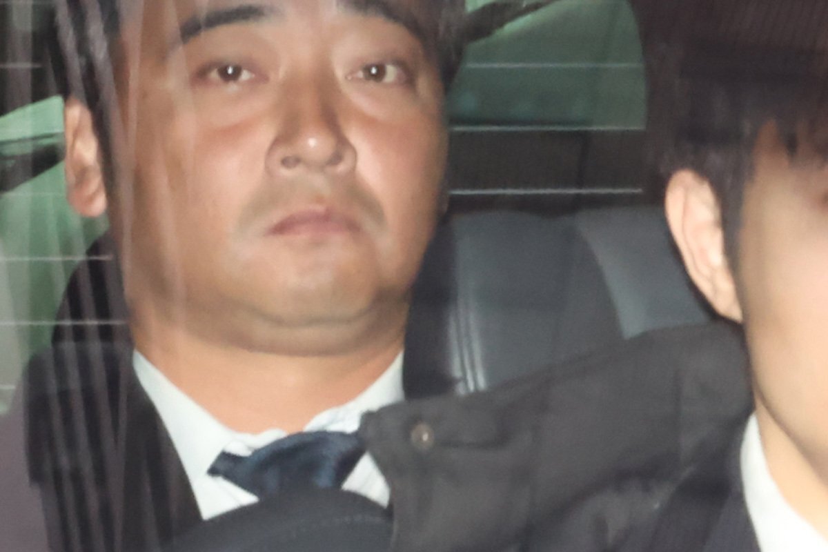 首次開庭後離開法院的齊藤慎二。(翻攝網路)