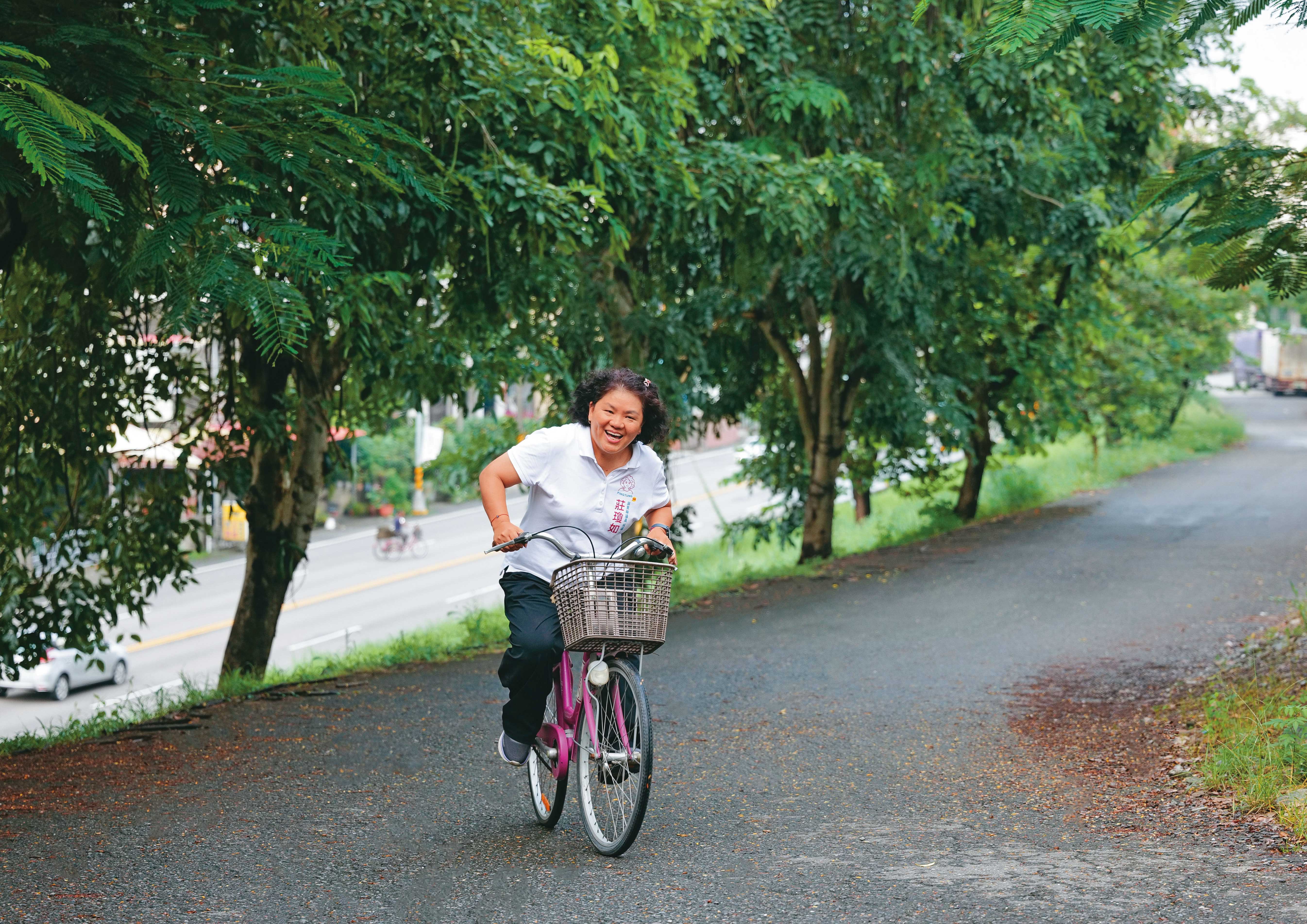 屏東鹽埔鄉隘寮溪河堤,綠色隧道延伸到里港,莊瓊如說倘若每個村落都能認養一段,發揮創意做植栽和園藝,鄉親在這裡唱歌跳舞,一定很迷人。