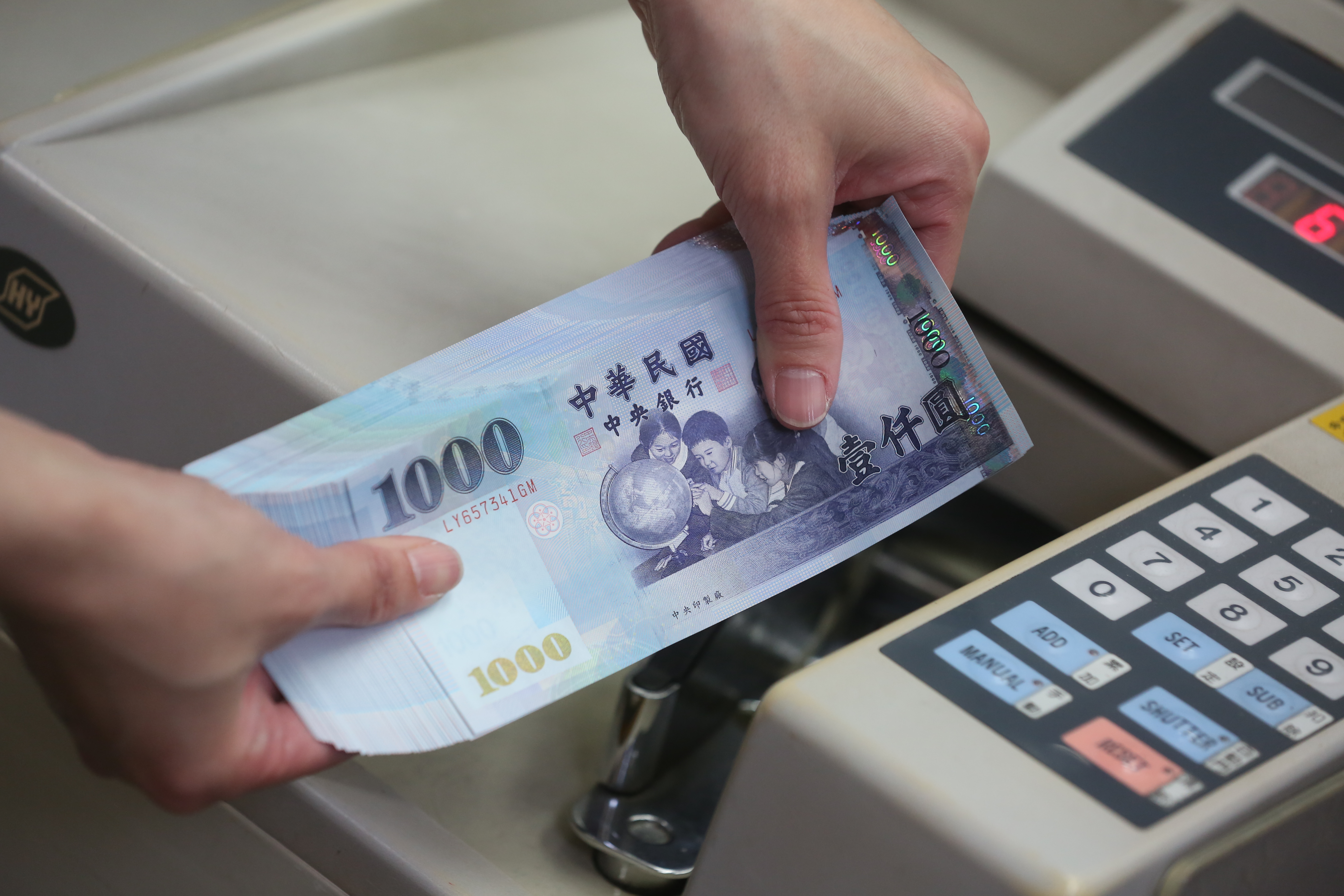 針對立委提案普發石油津貼,主計總處回應。(本刊資料照)