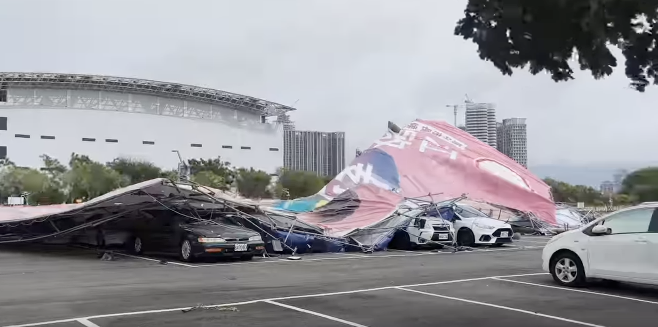 颱風薔琵釀台中災情！江啟臣巨型看板倒塌　整排汽車都遭殃