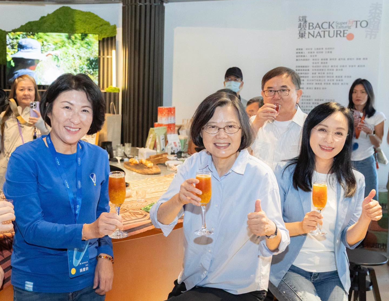前總統蔡英文昨與台東縣長饒慶鈴、民進黨立委陳瑩等人一起參觀台東博覽會,展現難得的藍綠和諧畫面。(翻攝自蔡英文臉書)