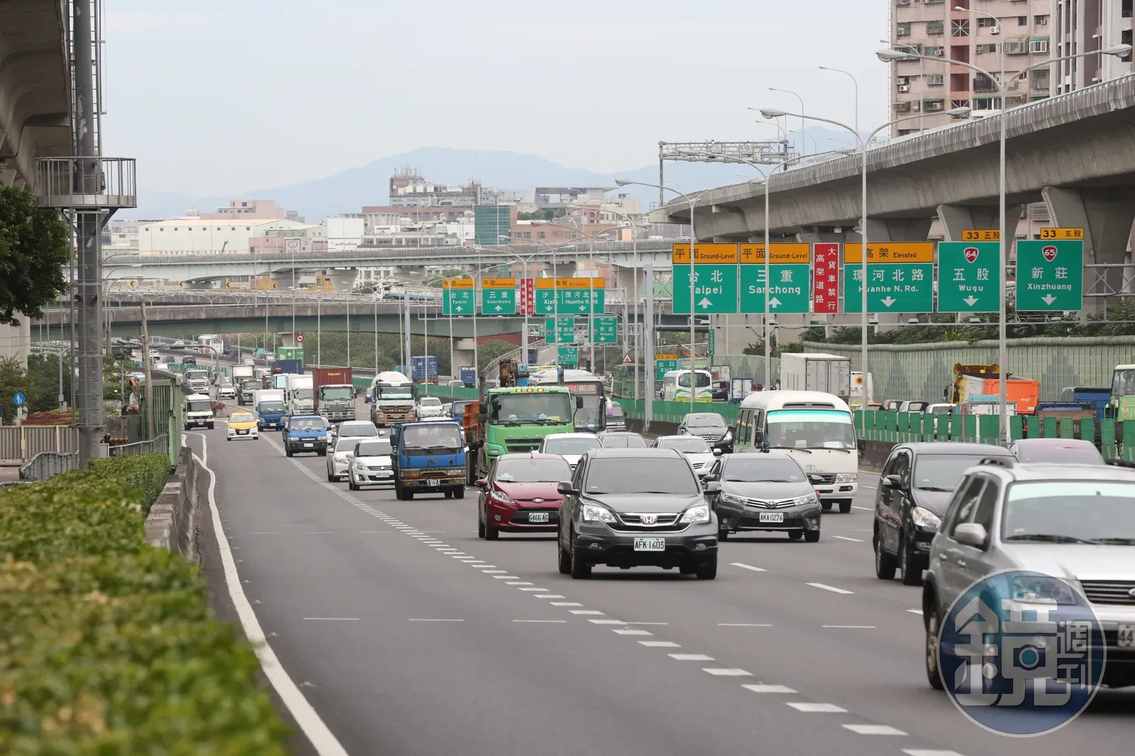 今天是端午連假首日,國道部分路段已湧車潮。該圖非今天畫面。(本刊資料照)