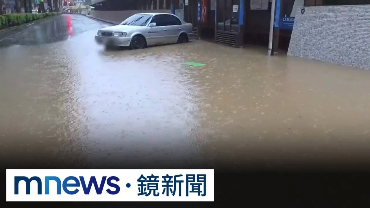 大武崙溪暴漲瀕臨溢堤　北海岸暴雨成災1／雷雨炸基隆！大武崙溪暴漲　泥水淹上道路釀淹水