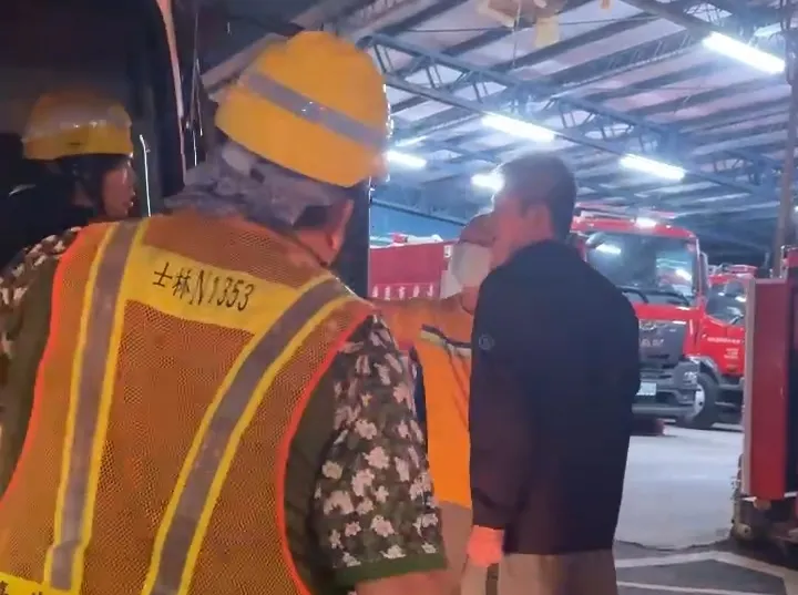 站在回收車位置遭按喇叭！男動怒咆哮司機　警方到場也被吼