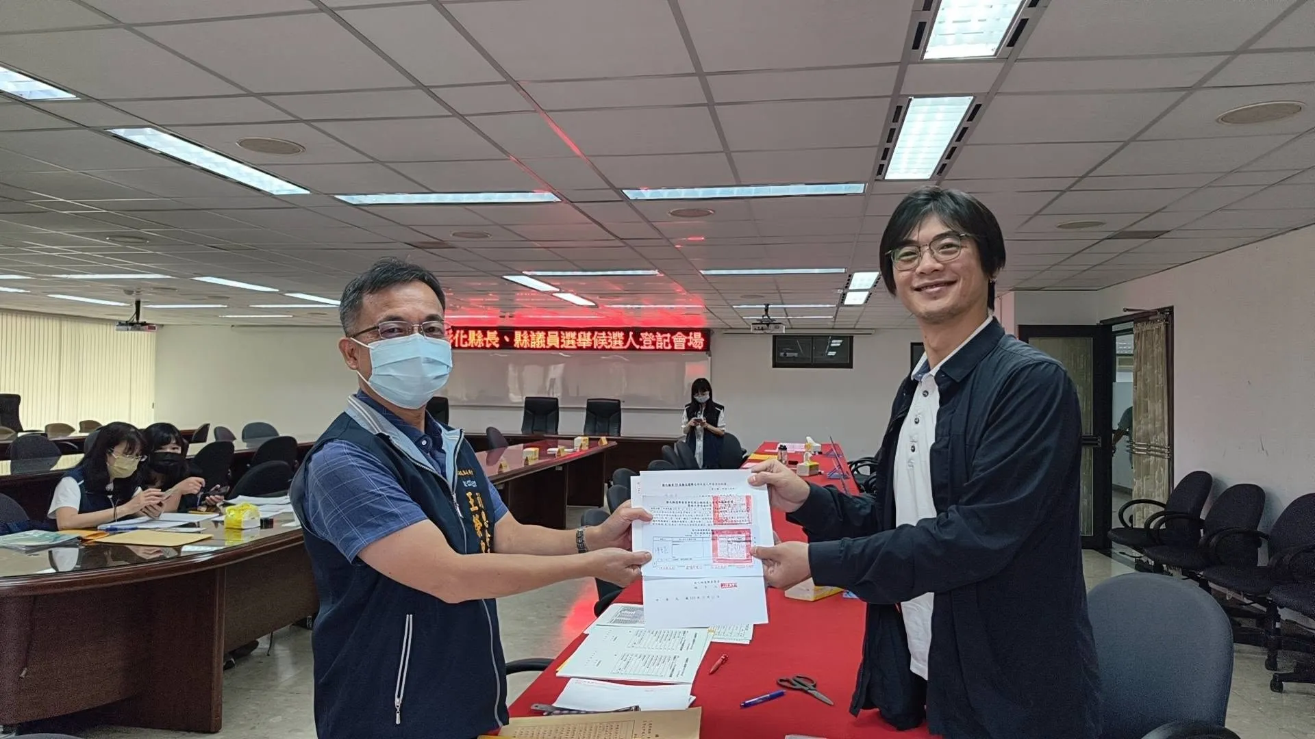彰化政壇震撼彈！陳重嘉率先登記選縣長　喊：藍綠白我都看不下去