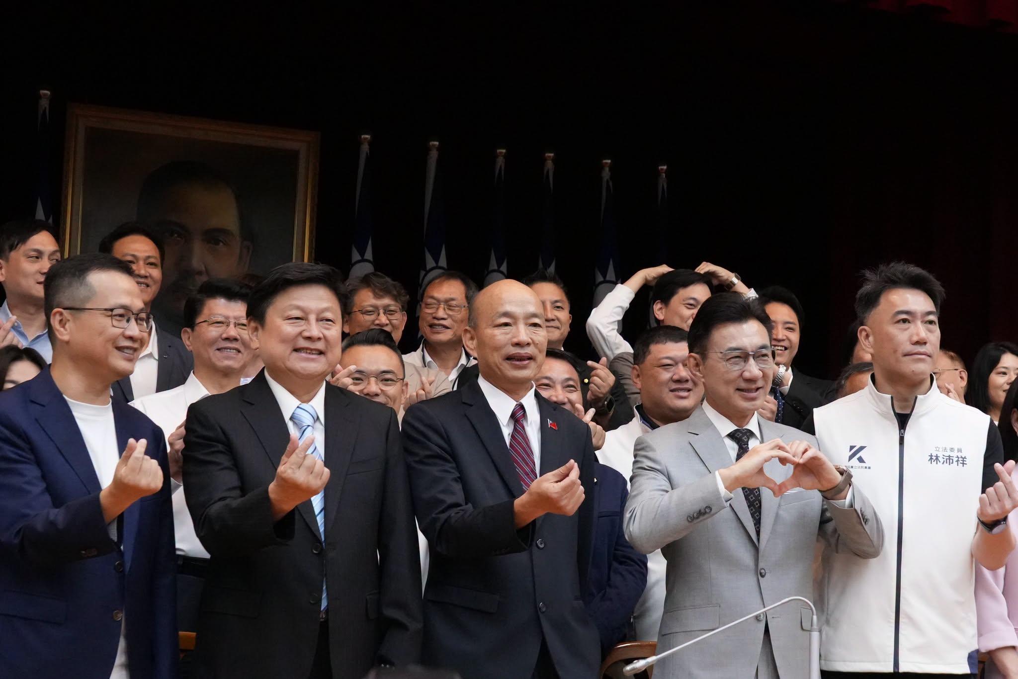 羅智強(左一)今在活動中刻意讓位給韓國瑜(中),讓他和傅崐萁(左二)站在一起比愛心合照。(翻攝羅智強臉書)