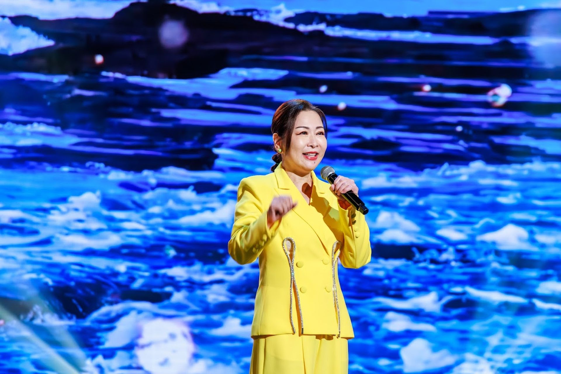 張秀卿為即將到來的演唱會,上節目做宣傳。(中天提供)