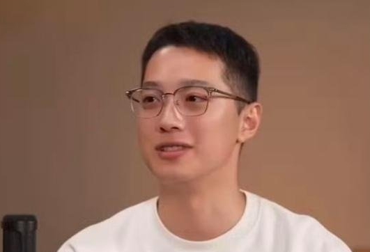 賴冠霖過去以以Wanna One成員出道,之後退居幕後當導演,近期被爆已婚。(翻攝自微博)