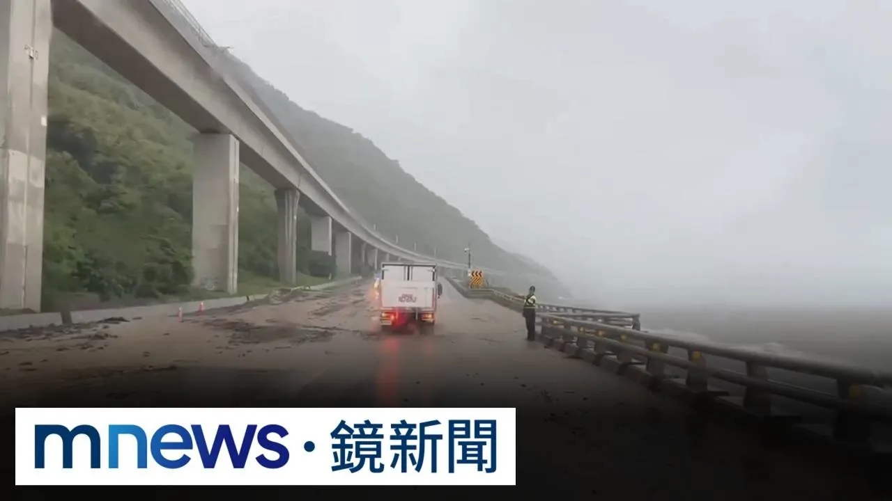 雨炸台東！最美公路多良段淹水　達仁鄉東68線土石沖馬路