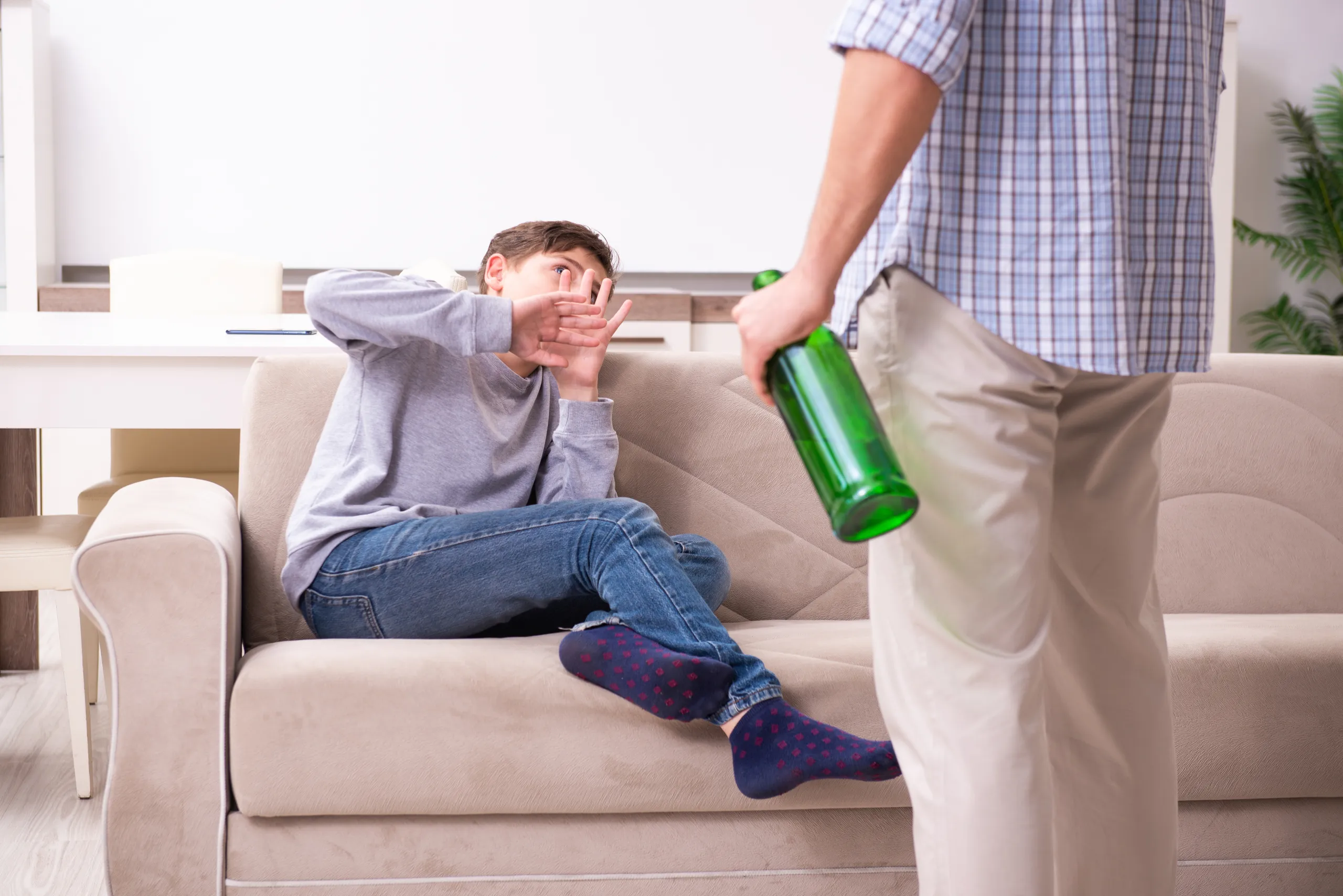 「請給我一碗炸醬麵」…9歲童假裝叫外送報警救母　一句暗號讓家暴父3分鐘內落網