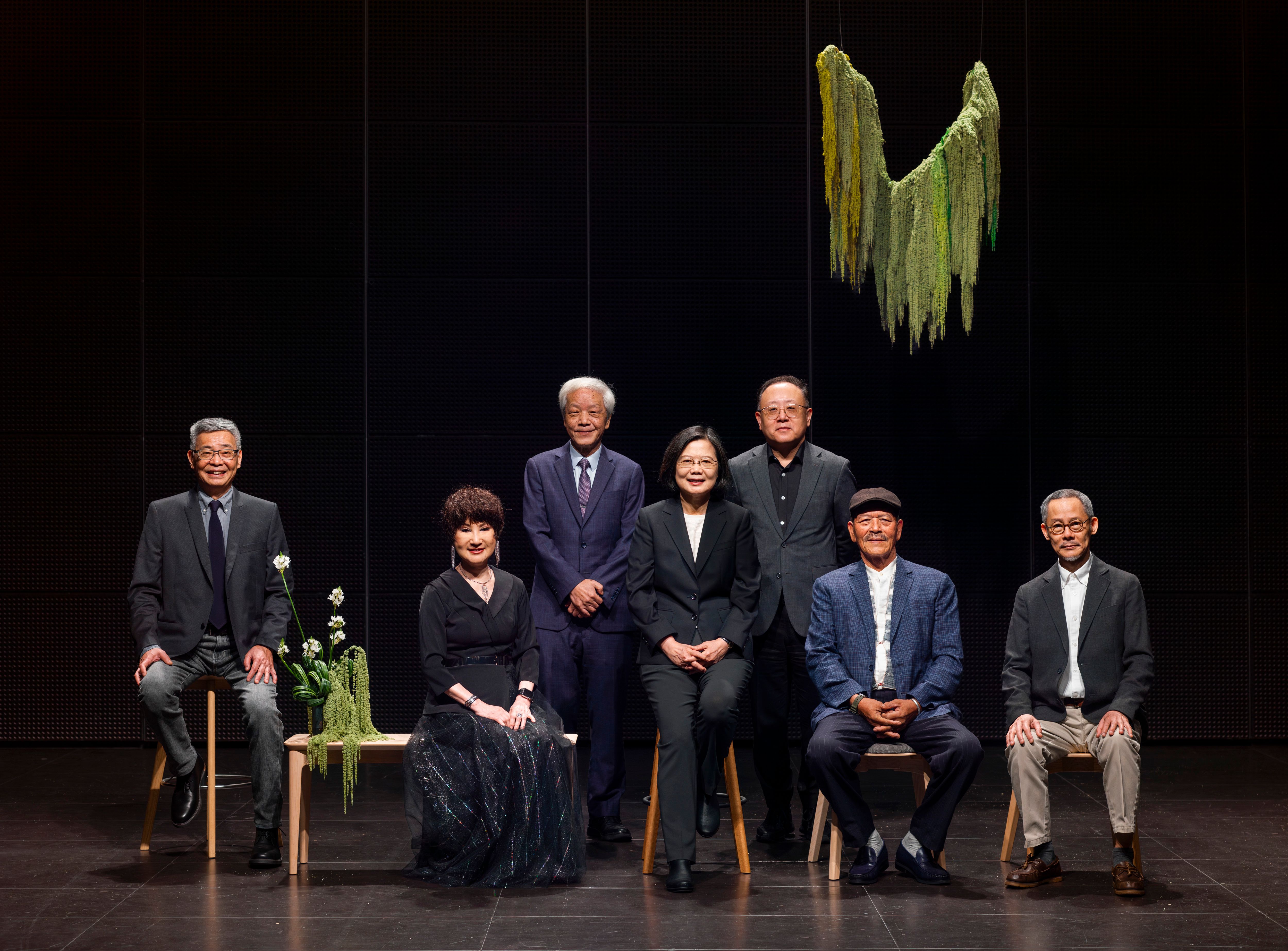 01 第23屆國家文藝獎_左起劉嵩、陳鳳桂、國藝會董事長林淇瀁、總統蔡英文、文化部部長史哲、夏曼藍波安、梅丁衍 (國藝會提供,攝影劉振祥)