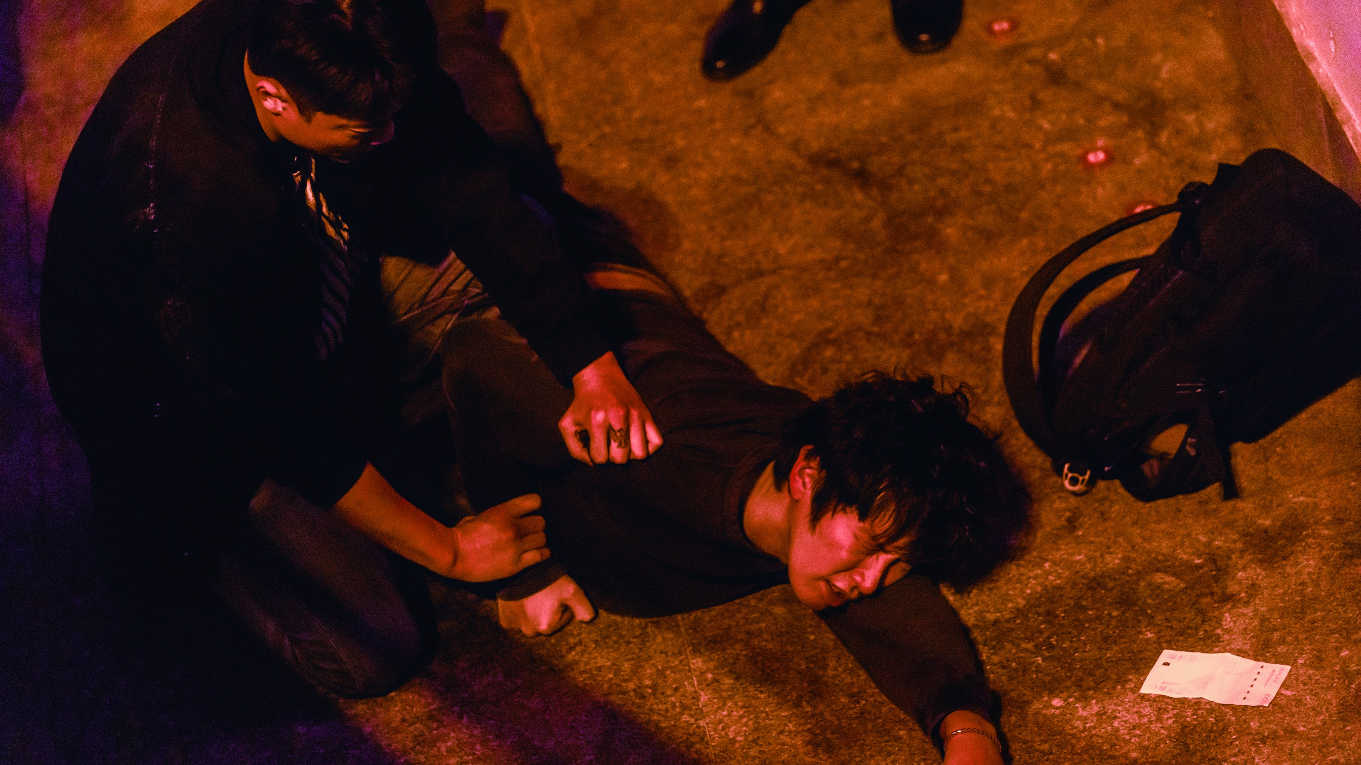 柯震東在戲中被圍事追趕,狠狠地挨了一頓揍,成了「國民沙包」。(華映提供)
