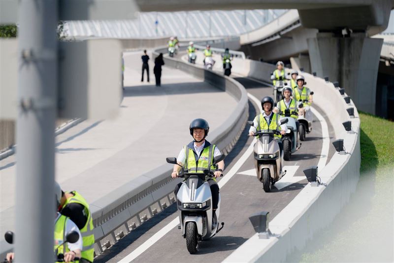 交通部長陳世凱日前親自騎機車,確保淡江大橋的機車動線與動態流量安全無虞。相關畫面曝光後,遭部分人士質疑。(公路局提供)
