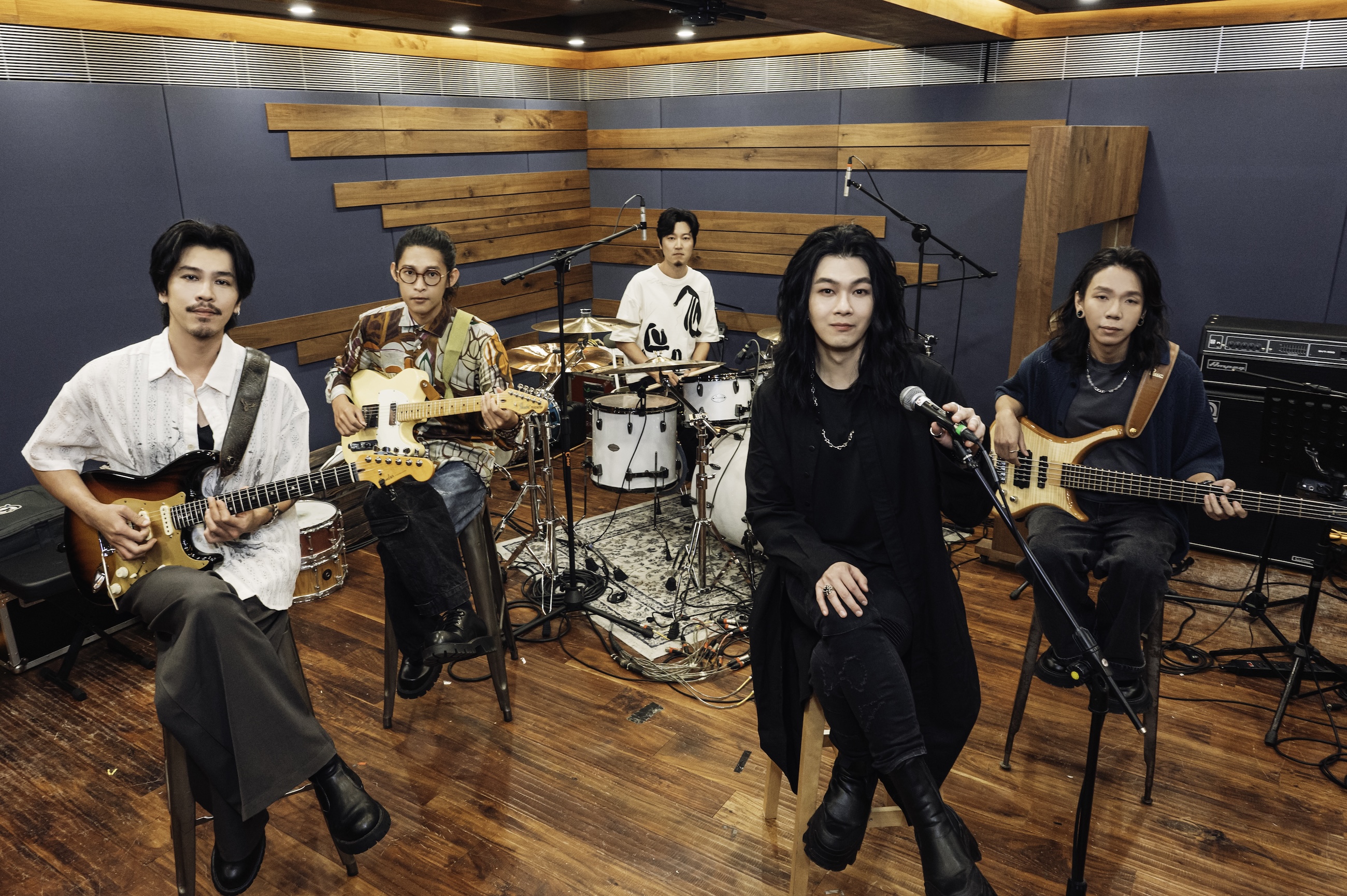 麋先生全力投入金鐘舞台排練,挑戰詮釋多首戲劇原創歌曲。(相信音樂提供)