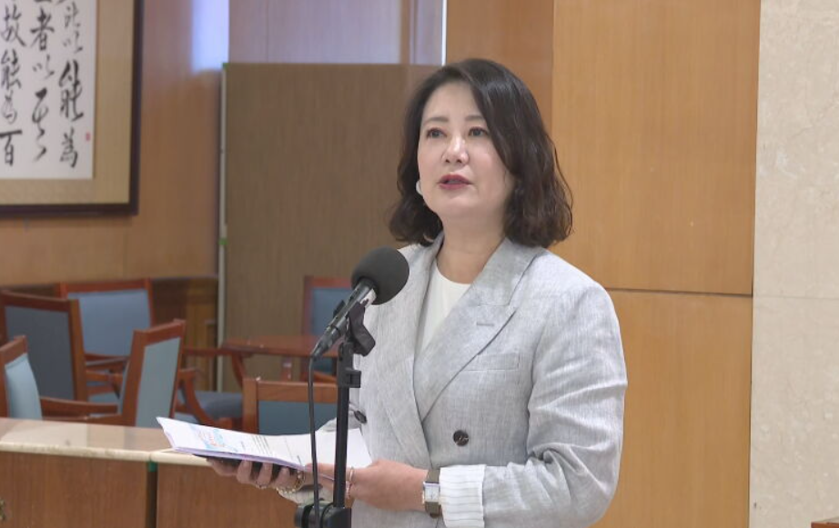 吳思瑤針對鄭麗文訪中申請補助,提出質疑。