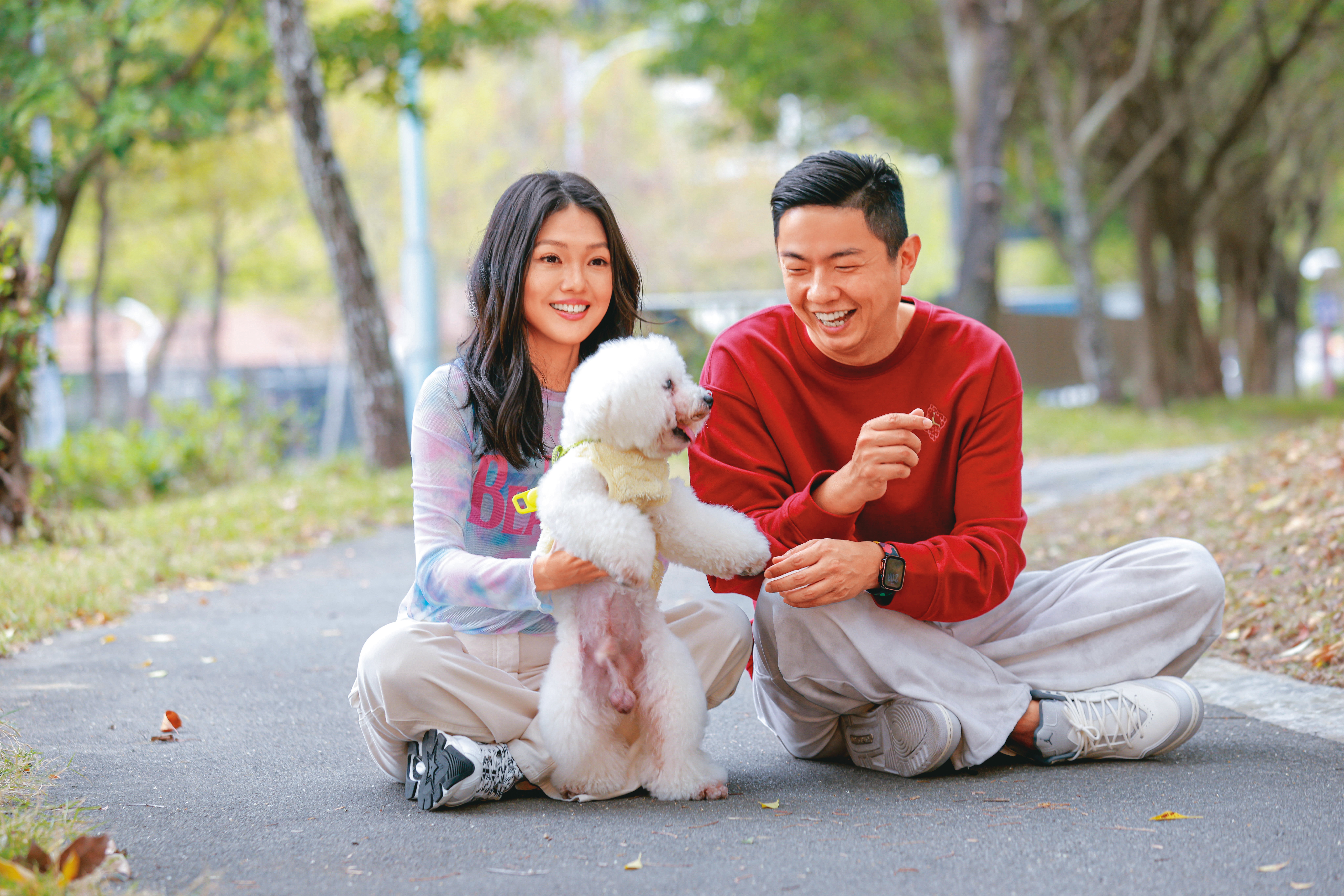 雪(左)帶愛犬Ready(中)跟熊爸(右)見面,可是Ready對熊爸很抗拒。
