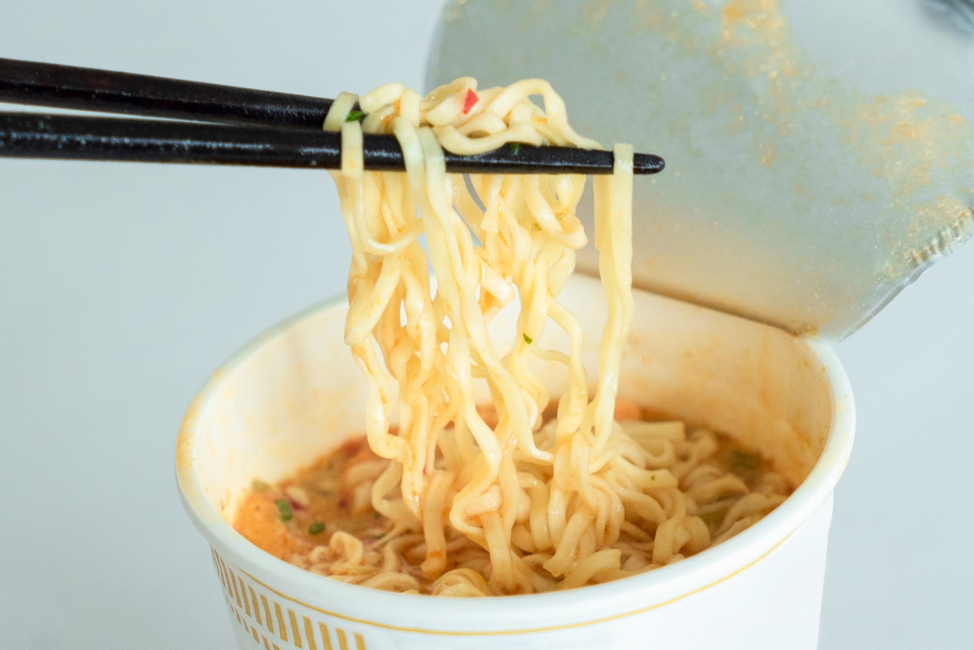 網友透露在泡麵中加入冰塊,可讓麵變的更Q彈,且湯不那麼燙口。(示意圖,photoAC)