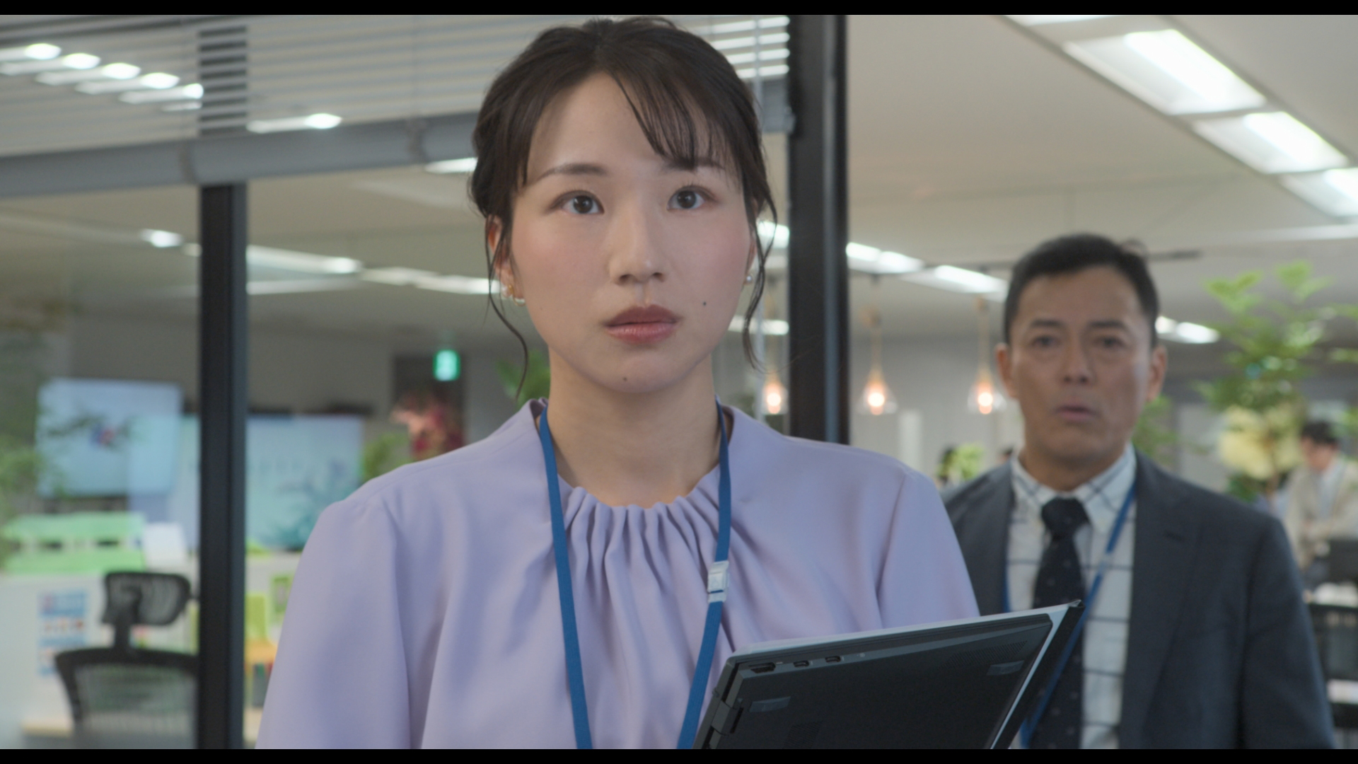 長谷川奈央首度擔綱電影女主角,在《出賣影子的女人》中飾演用影子交換願望的河合夕子。(幸福の科學提供)