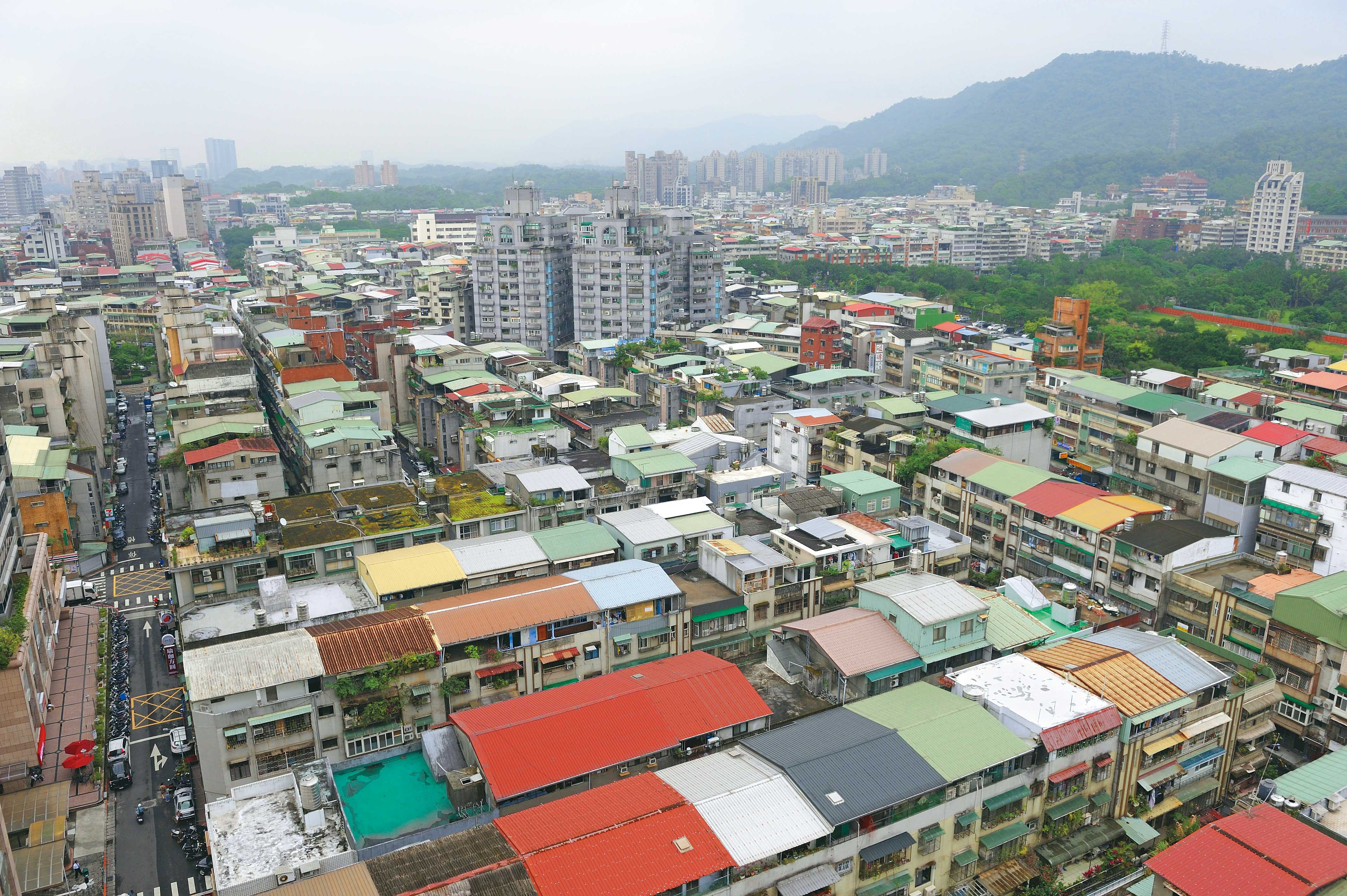 房市進入盤整期,專家提醒民眾切勿追價買都更題材老公寓。