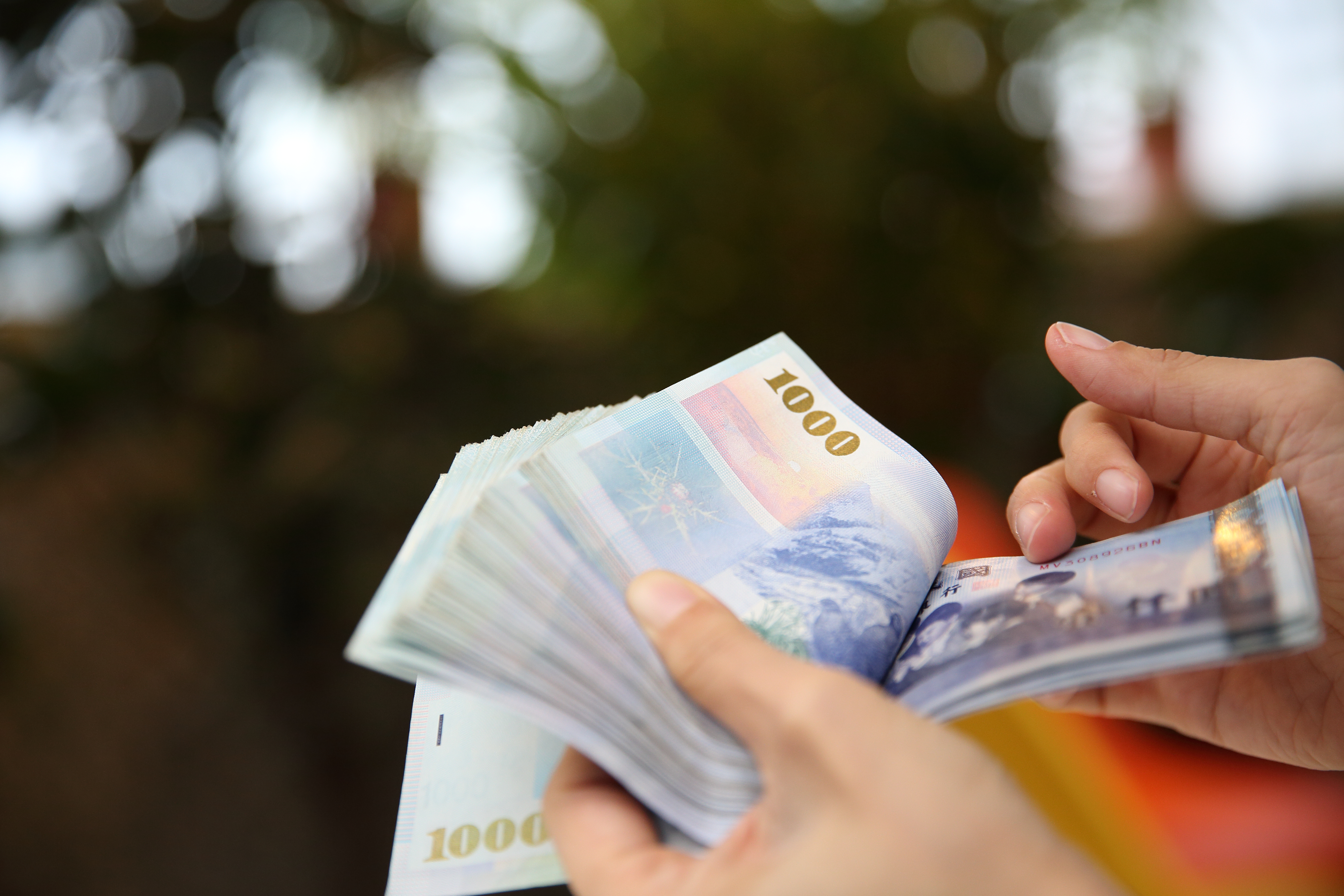 行政院主計總處今(15日)公布最新工業及服務業薪資統計,同時公布台灣低薪勞工,全國約126萬人落入低薪標準、年薪低於新台幣39萬元,占比約16.8%。(示意圖,本刊資料照)