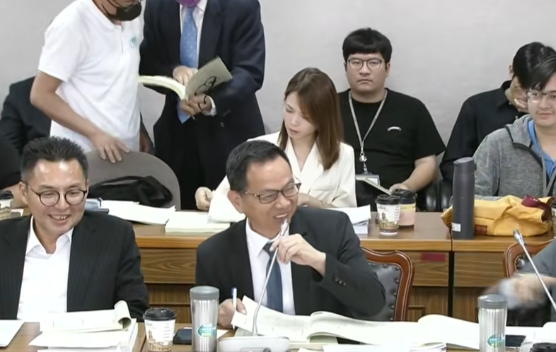 協商總預算！陳清龍找提案慢半拍　被韓國瑜提醒「要專心」笑了