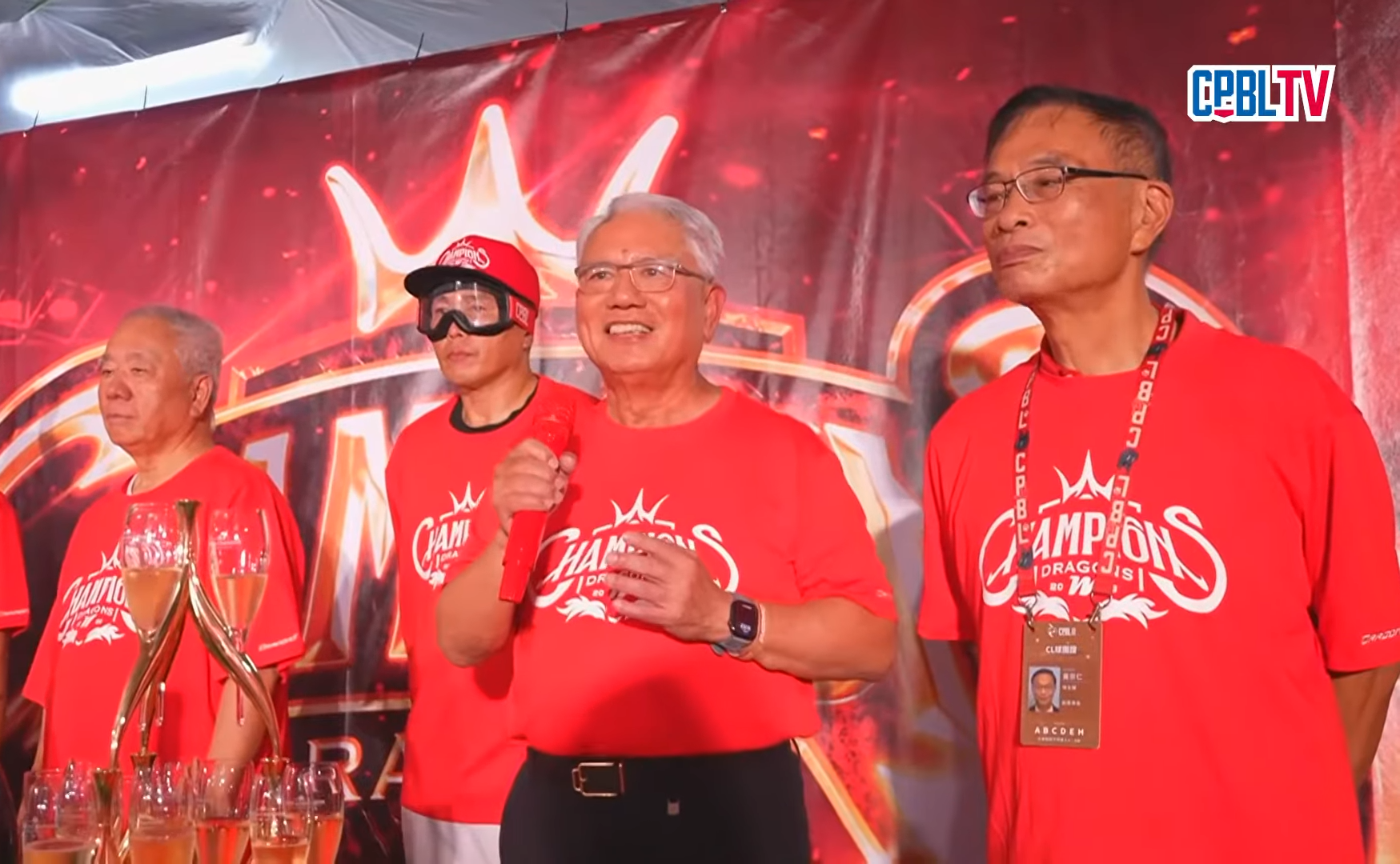 魏應交(右二)在賽後香檳慶祝會上致詞,爆發失言風波。(翻攝
CPBL 中華職棒 YouTube)