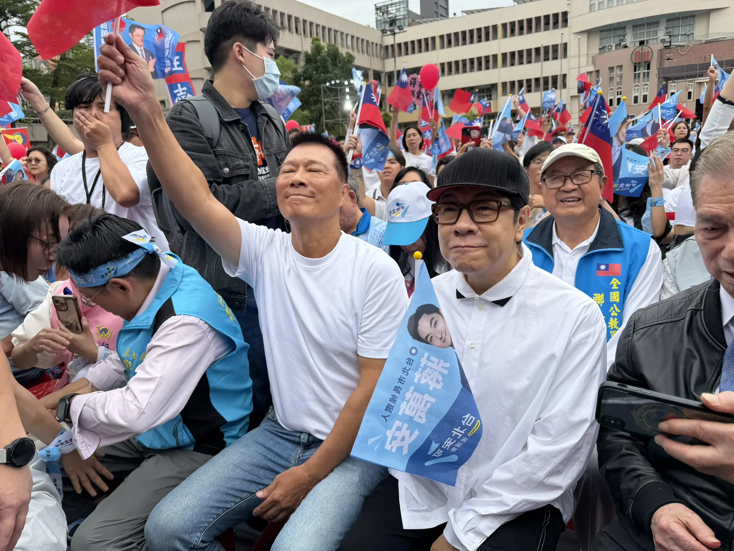蔡康永現身蔣萬安競總成立大會　脫黑西裝外套露白色襯衫