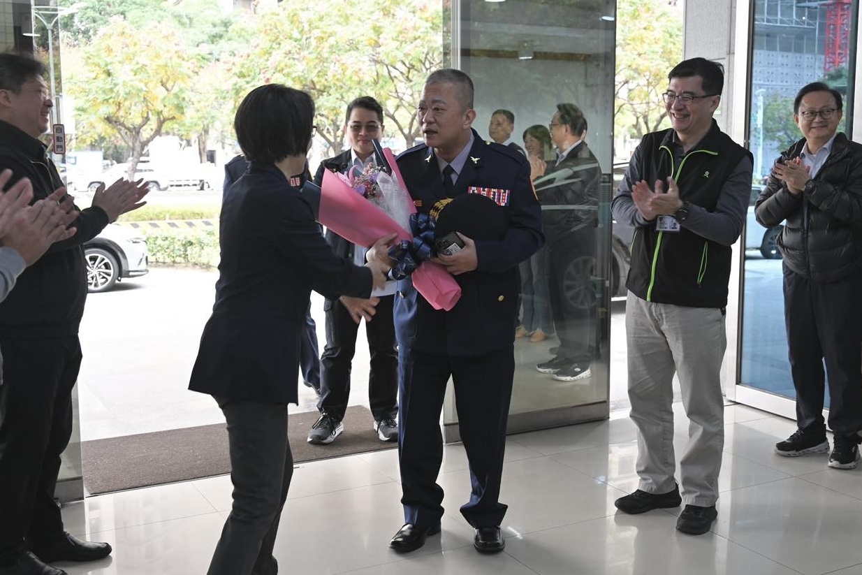 時任中市警六分局長周俊銘,4月負責柯文哲等人維安掃街,因朝地面噴灑辣椒水遭懲處調職。(翻攝自TCPB 西屯波麗士臉書)