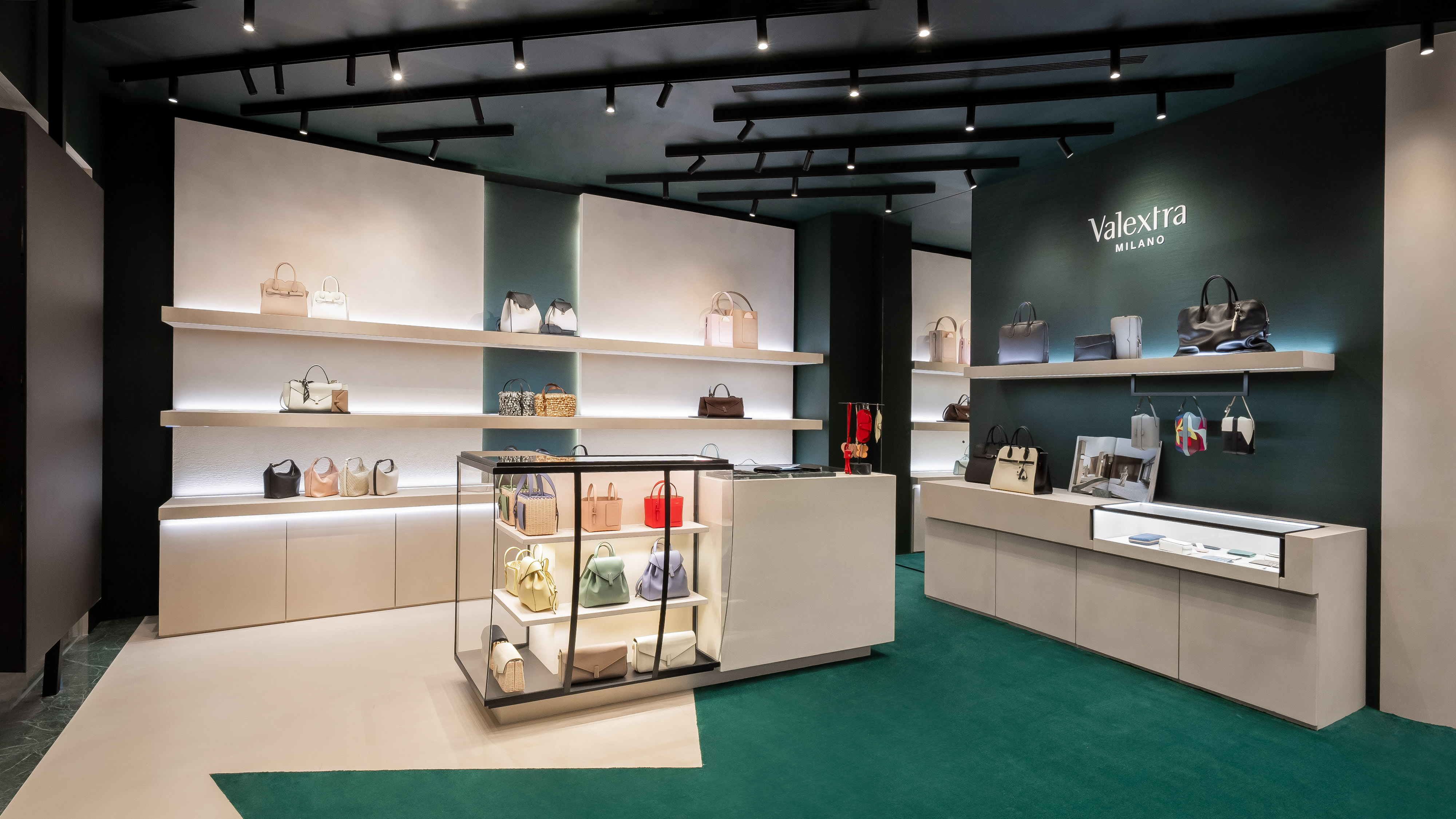 Valextra台中的全新精品空間完美展現藝術策展般的設計美學。(Valextra提供)