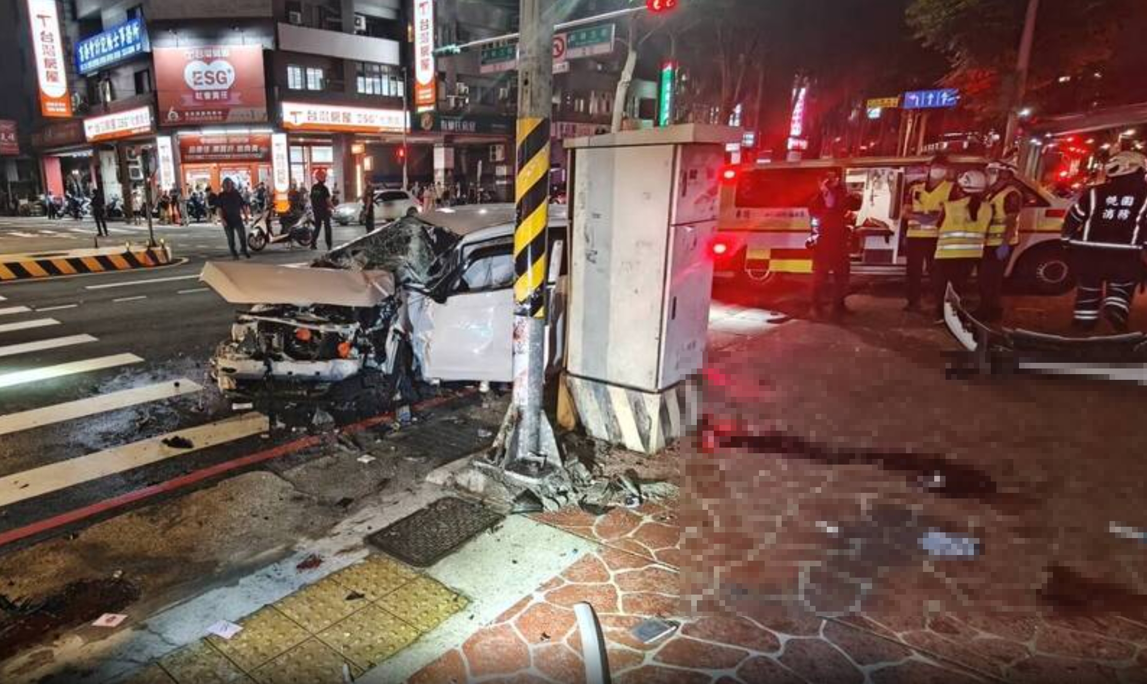 桃園市桃園區經國路、天祥三街口今晚發生嚴重車禍,有2名路人呈現OHCA狀態,肇事駕駛則昏迷送醫。(翻攝畫面)