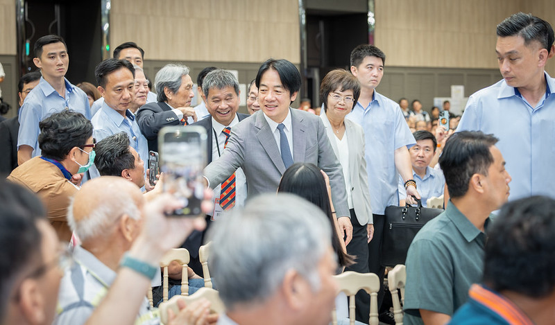 總統賴清德日前與中小企業座談時,提到從明年開始每年將有250億元,協助中小微企業轉型升級。(總統府提供)