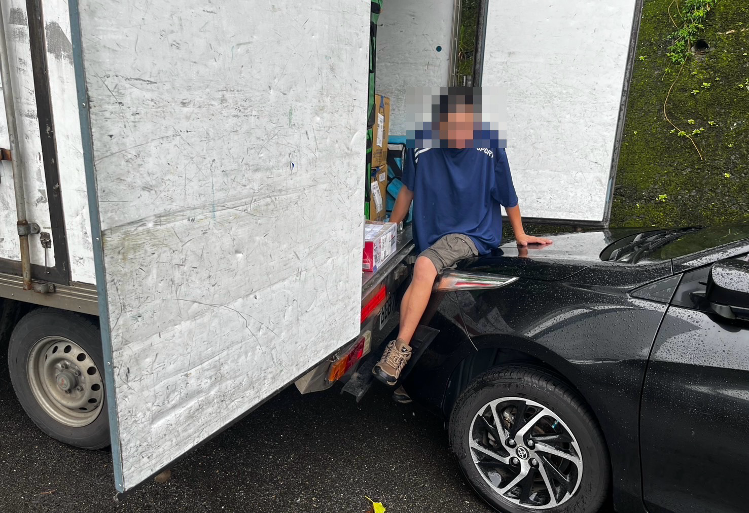 疑手煞車沒拉！物流車斜坡上「倒退嚕」　司機慘遭夾腳驚險獲救