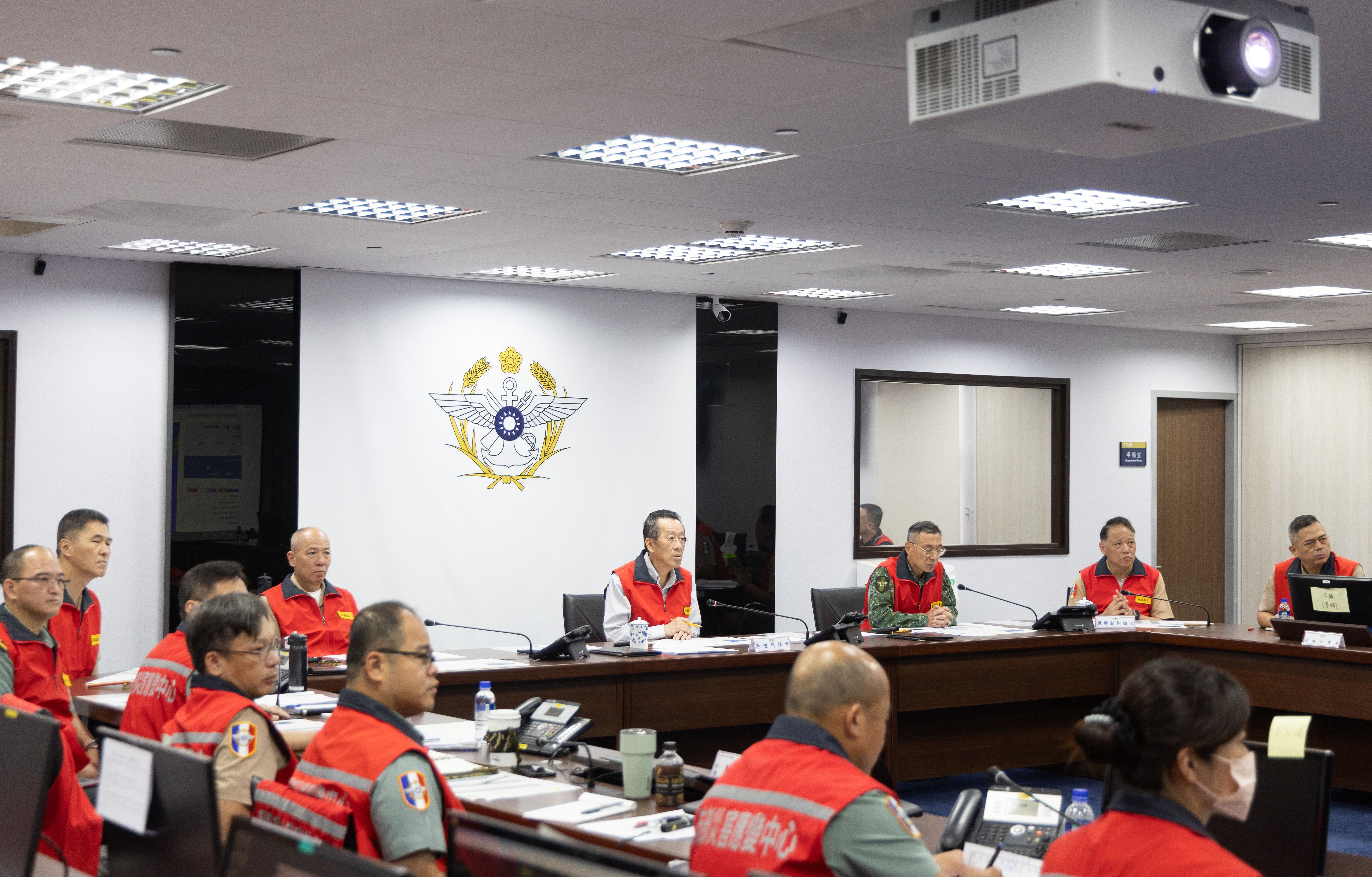 顧立雄29日主持國防部災害應變中心管制會議。(國防部提供)