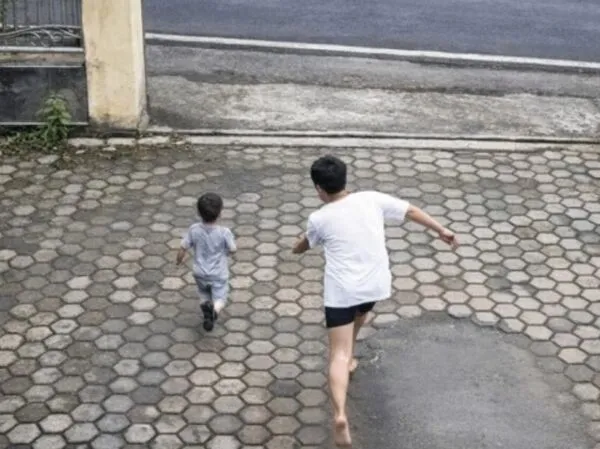 監視器畫面顯示,事發當時雖然有人在後方追趕攔阻,但仍無法阻止悲劇發生。(翻攝自X)