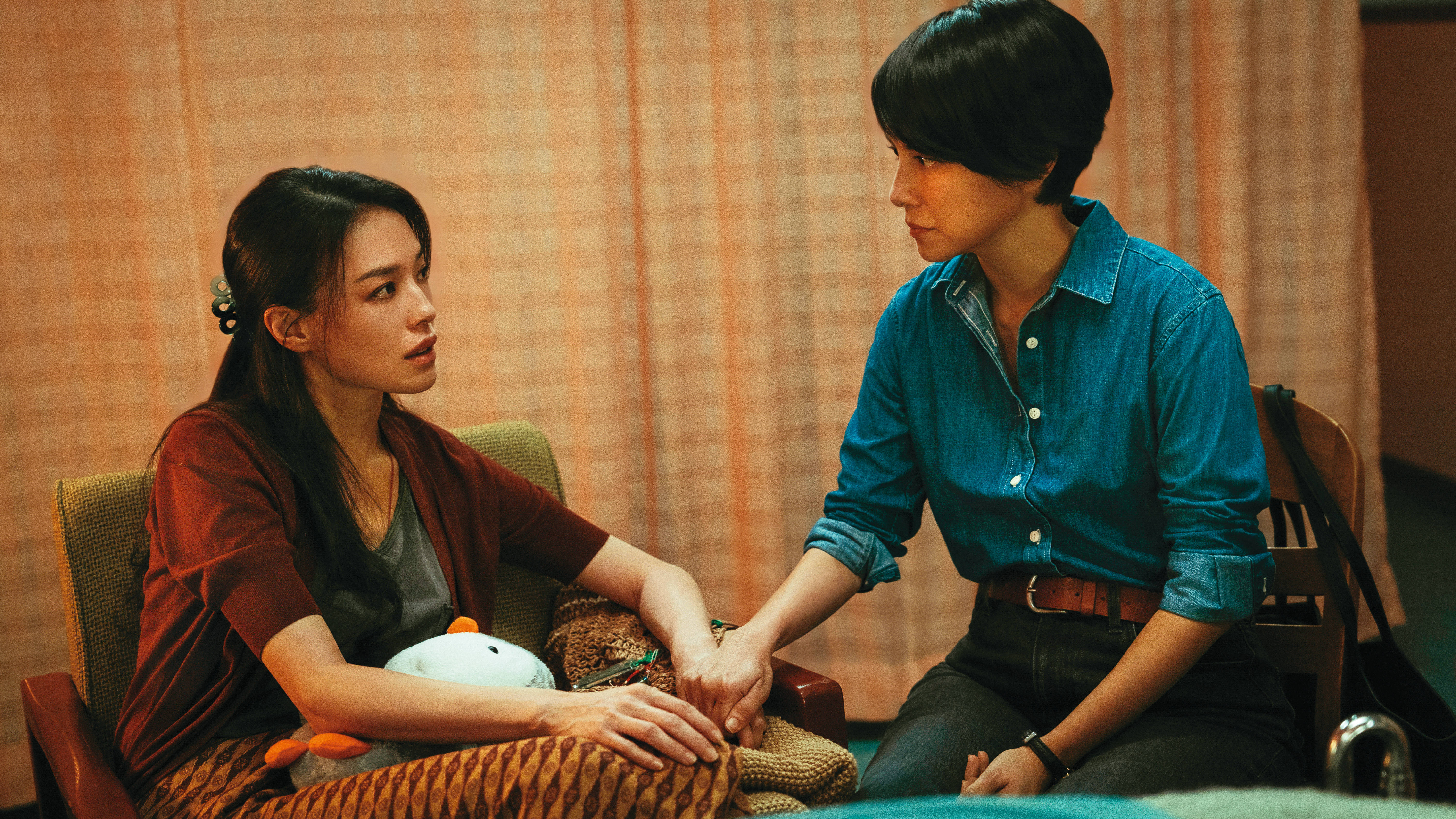 舒淇(左)和李心潔(右)在《回魂計》飾演為女兒復仇的母親,面臨人性考驗。(Netflix提供)