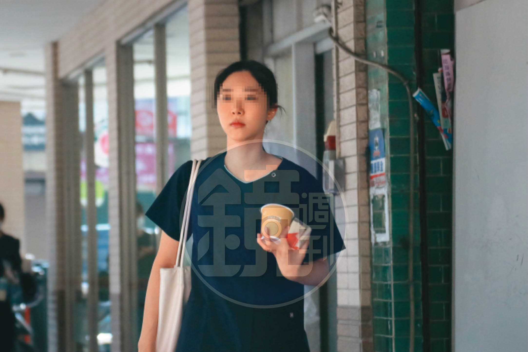 許芊芊(圖)長相清秀,遭陳幸妤點名介入婚姻,她如今已嫁作人婦,手上還有婚戒(黃圈處)。