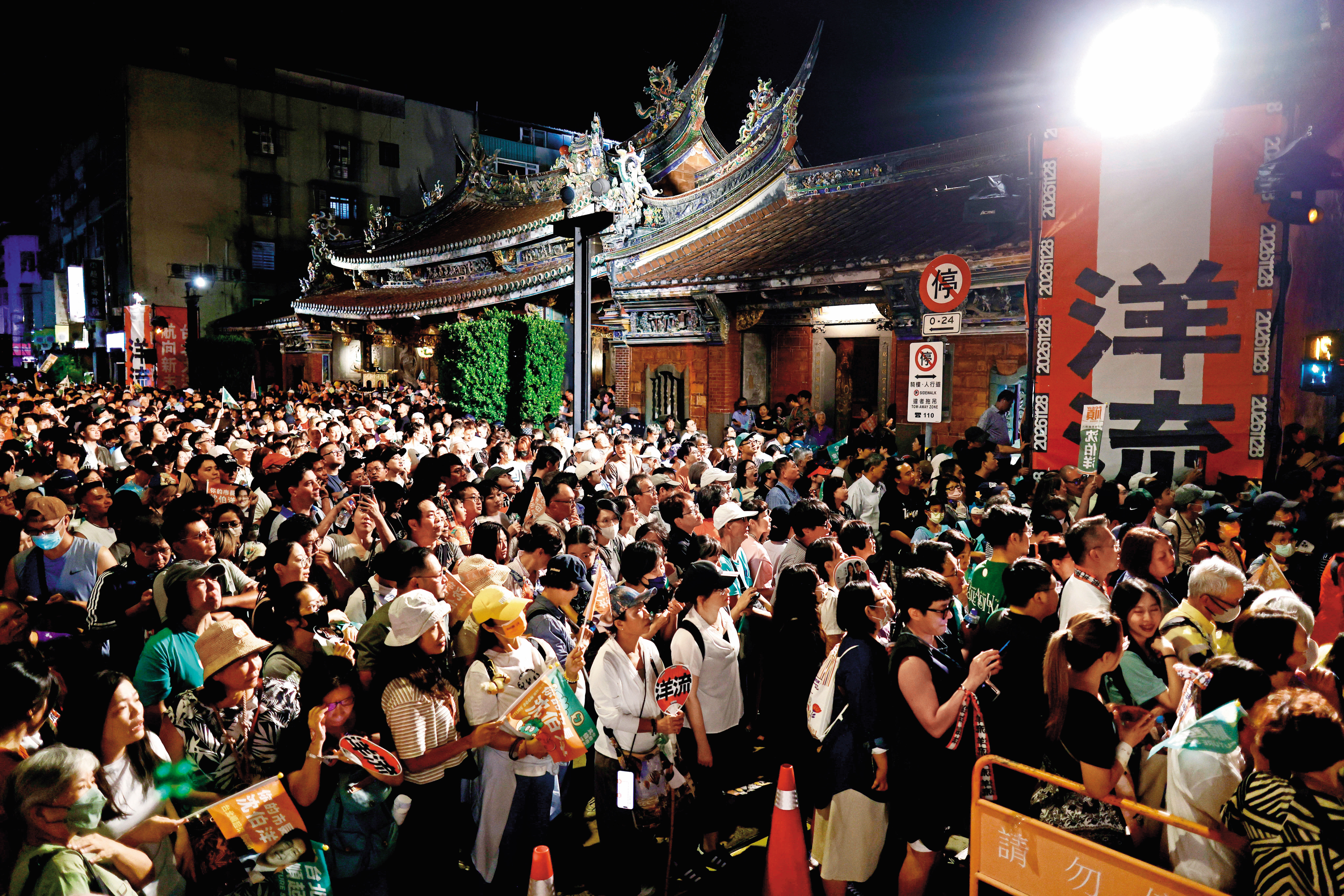 沈伯洋首場「大洋流計畫」造勢11日在中山、大同區展開,吸引眾多人流,場面浩大。