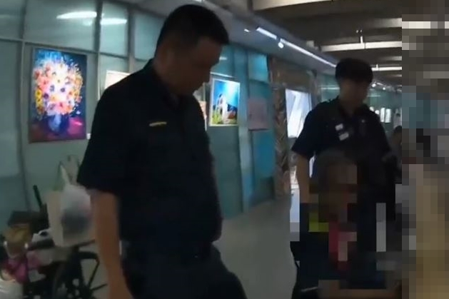 醉漢先在館外亮刀切水果,又闖進圖書館櫃檯前對著館方人員失控咆哮。(翻攝畫面)